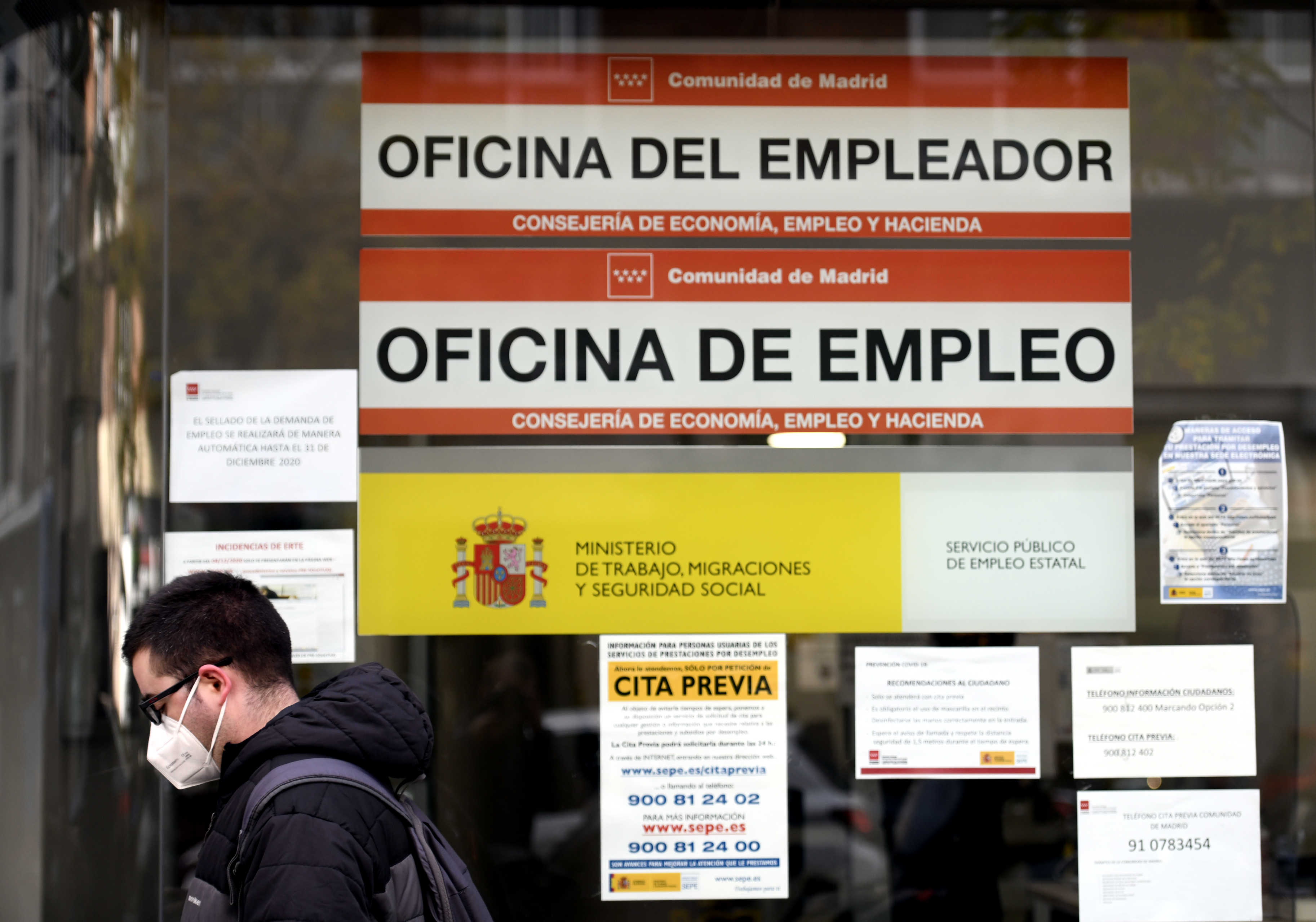 Un hombre pasa por la puerta de una oficina de empleo en Madrid, el 2 de diciembre de 2020. (Óscar Cañas - Europa Press)