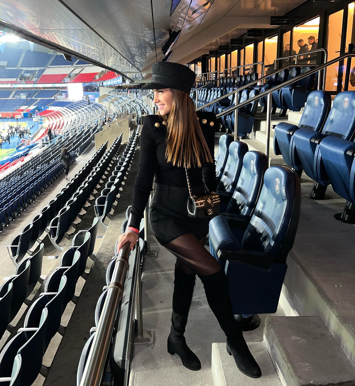 El look total black de Antonela Roccuzzo para ir a la cancha en París -  Infobae