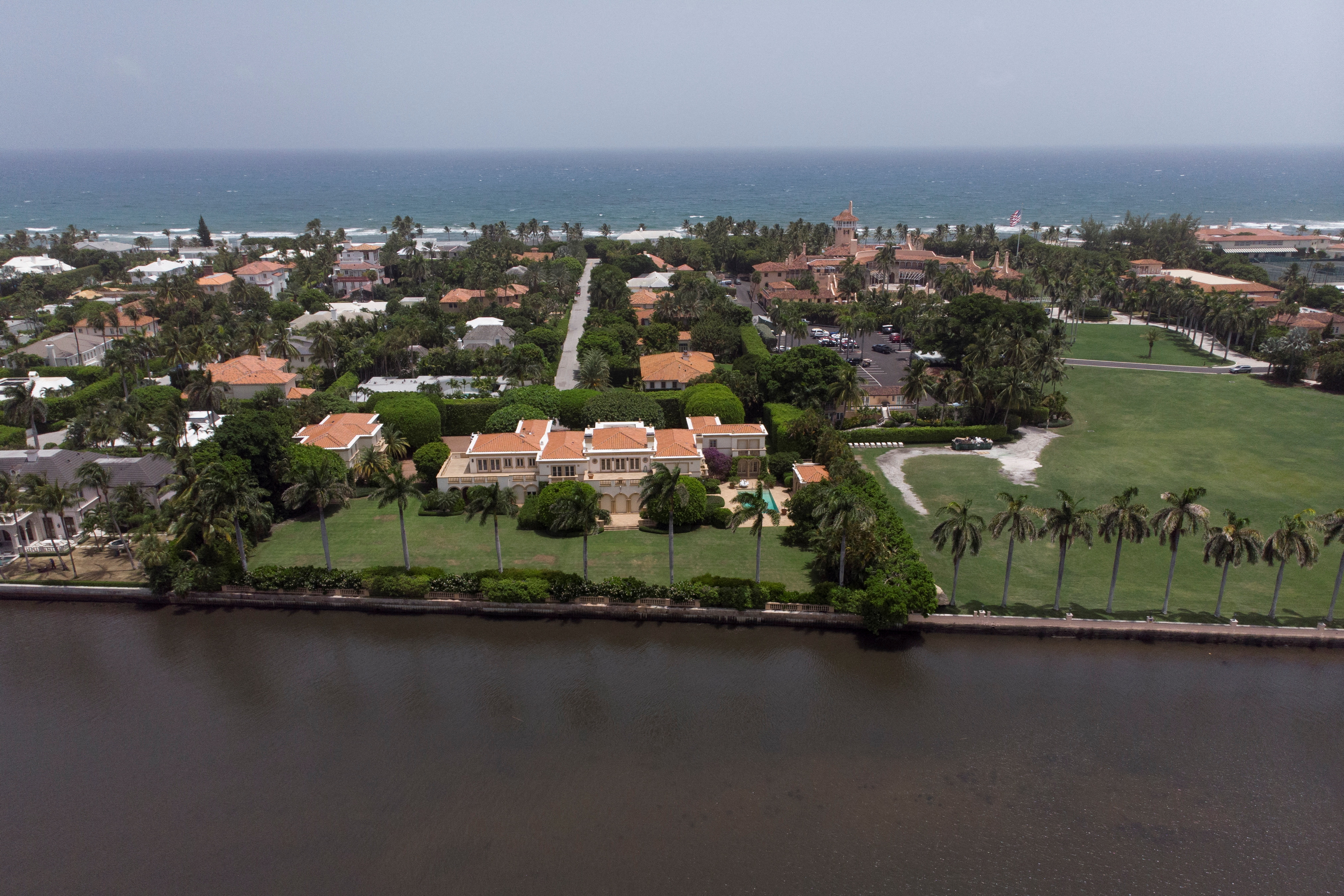 Una vista aérea de la casa de Mar-a-Lago del expresidente estadounidense Donald Trump después de que Trump dijera que los agentes del FBI la allanaron, en Palm Beach, Florida, EEUU, 9 de agosto de 2022.  REUTERS/Marco Bello