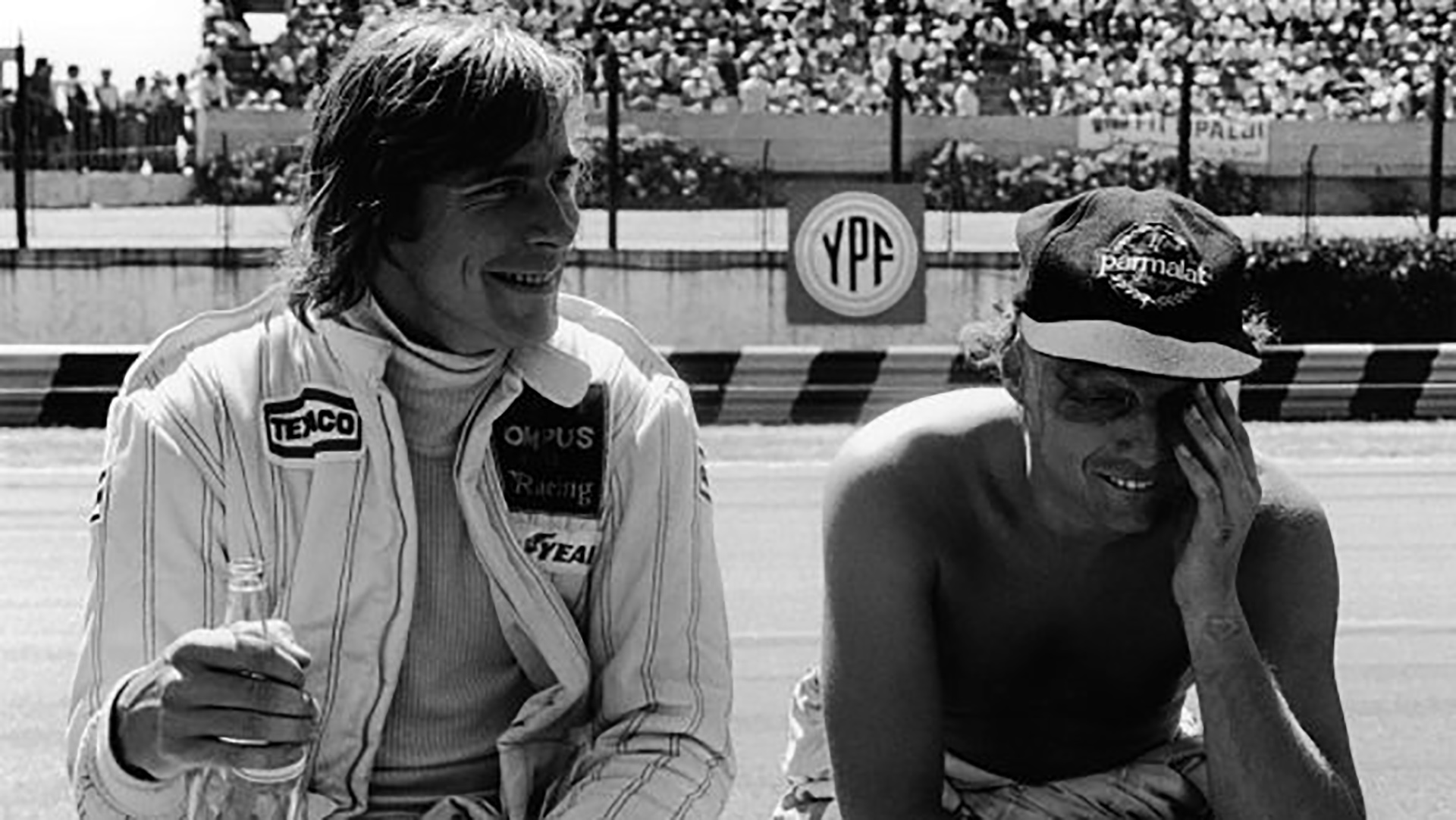 James Hunt junto a Niki Lauda en Buenos Aires, Argentina, en 1979  
(LAT Photographic). 
