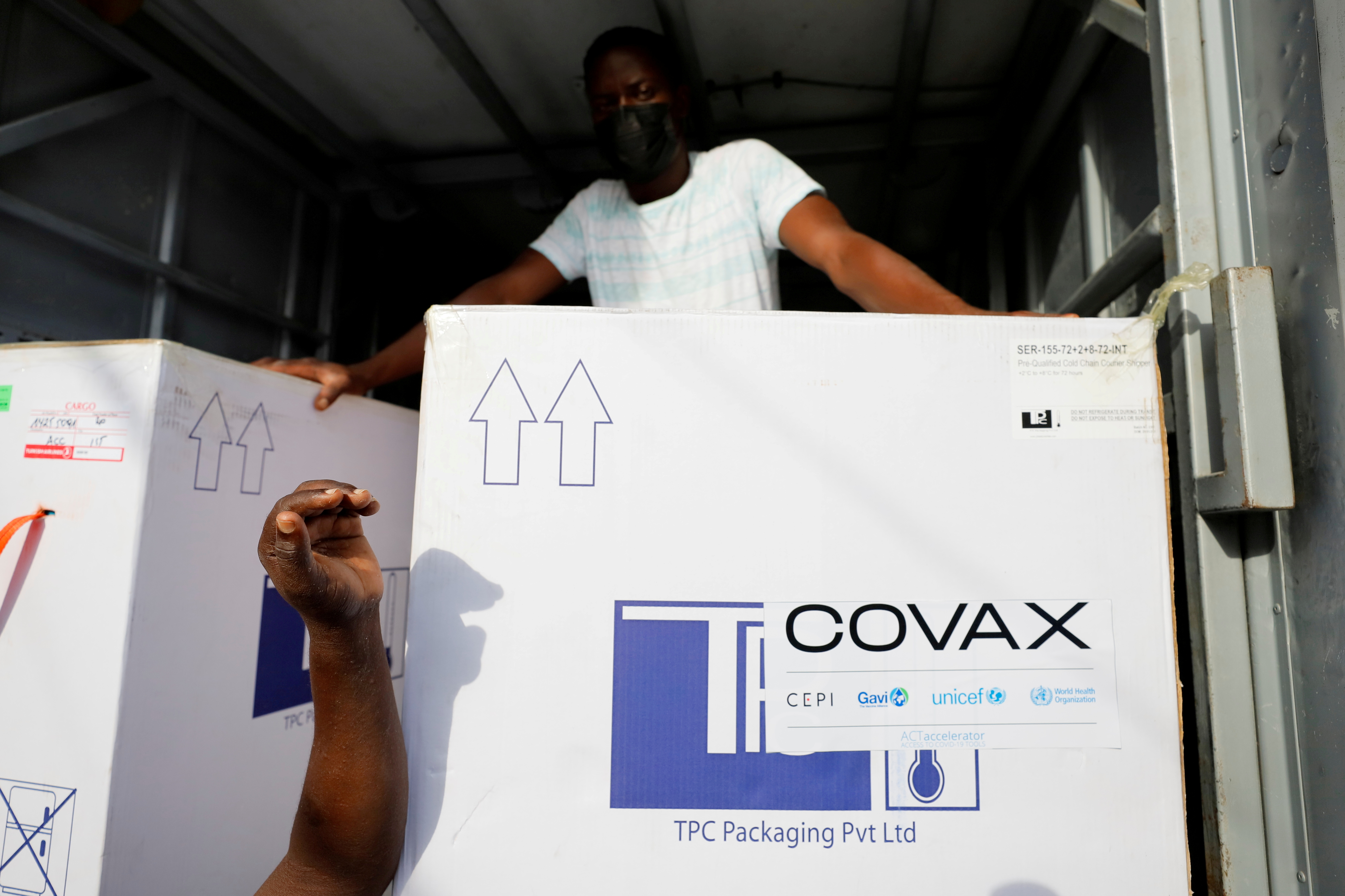 Diagnóstico, tratamiento, inmunización y el fortalecimiento de los sistemas de salud son los pilares de COVAX  (Reuters/ Francis Kokoroko/ File Photo)
