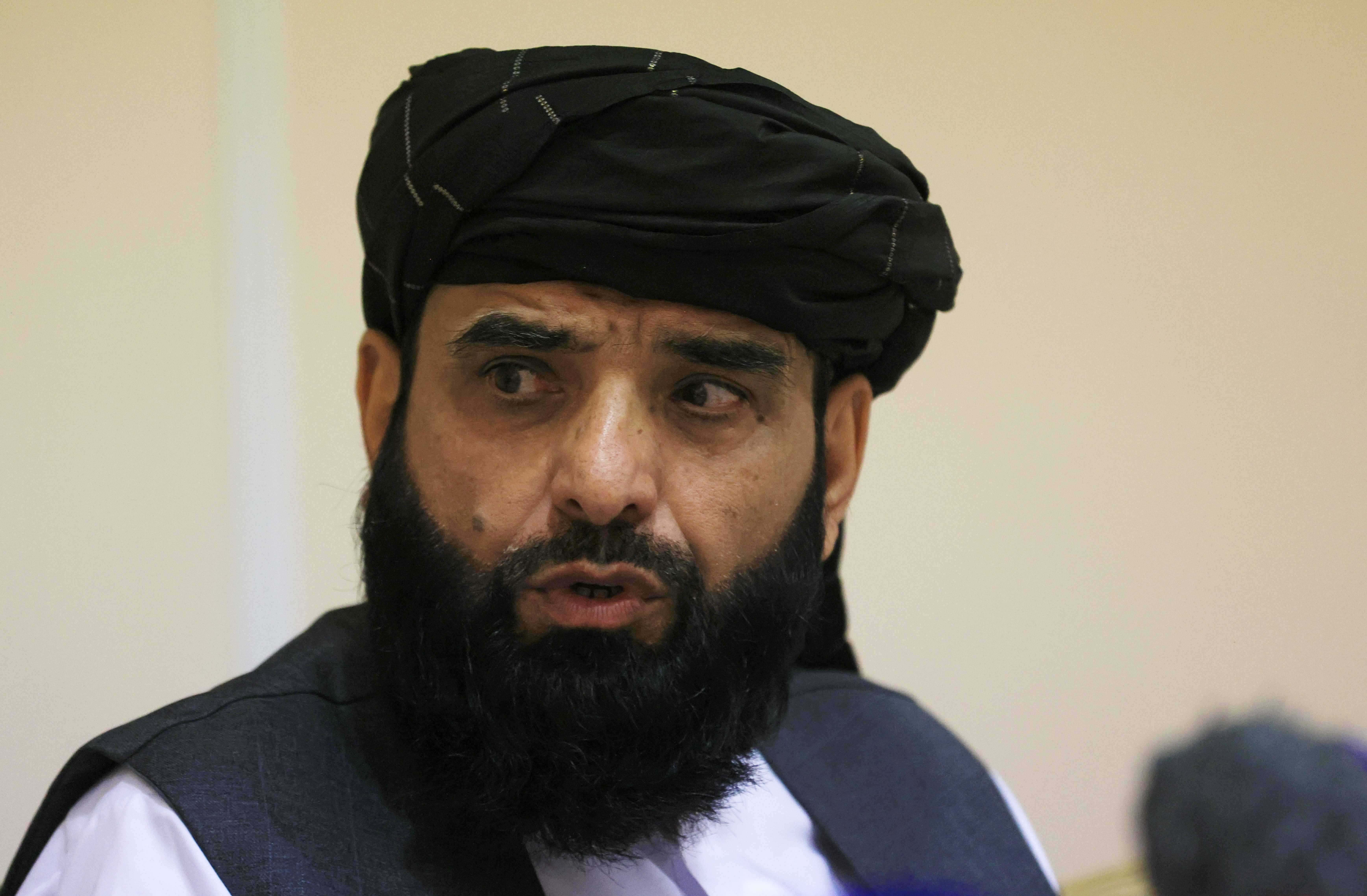 Suhail Shaheen, uno de los portavoces de los talibanes, durante una conferencia de prensa en Moscú (REUTERS/Tatyana Makeyeva)