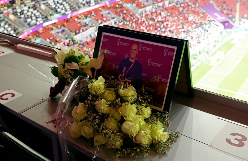Foto de archivo de flores depositadas en un escritorio del palco de prensa  en memoria del periodista estadounidense Grant Wahl, quien falleció mientras cubría un partodo del Mundial. Estadio Al Bayt, Al Khor, Qatar. 10 de diciembre de 2022. (REUTERS/Lee Smith)