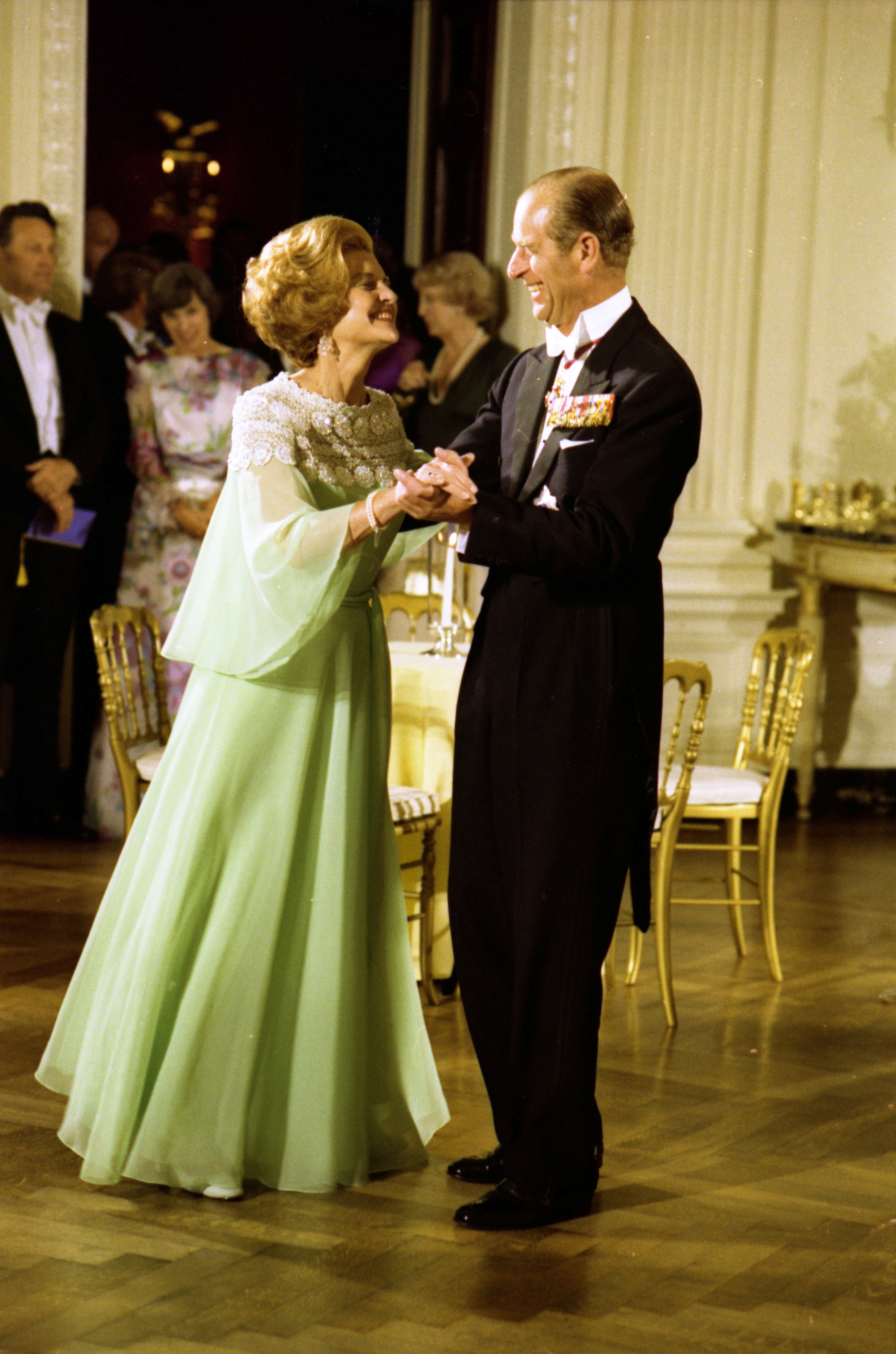 Betty Ford y el príncipe Felipe bailan durante la cena de Estado en honor a la reina Isabel II en la Casa Blanca en Washington, Estados Unidos el 7 de julio de 1976