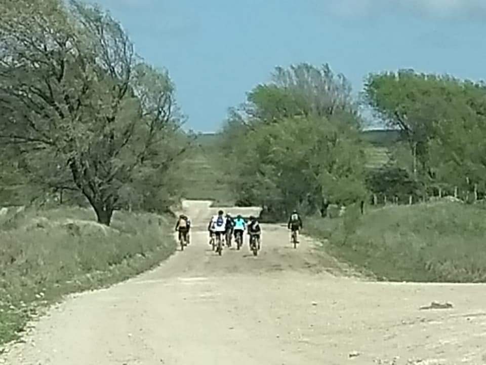 El grup de ciclistas de Herr camino a El Pensamiento