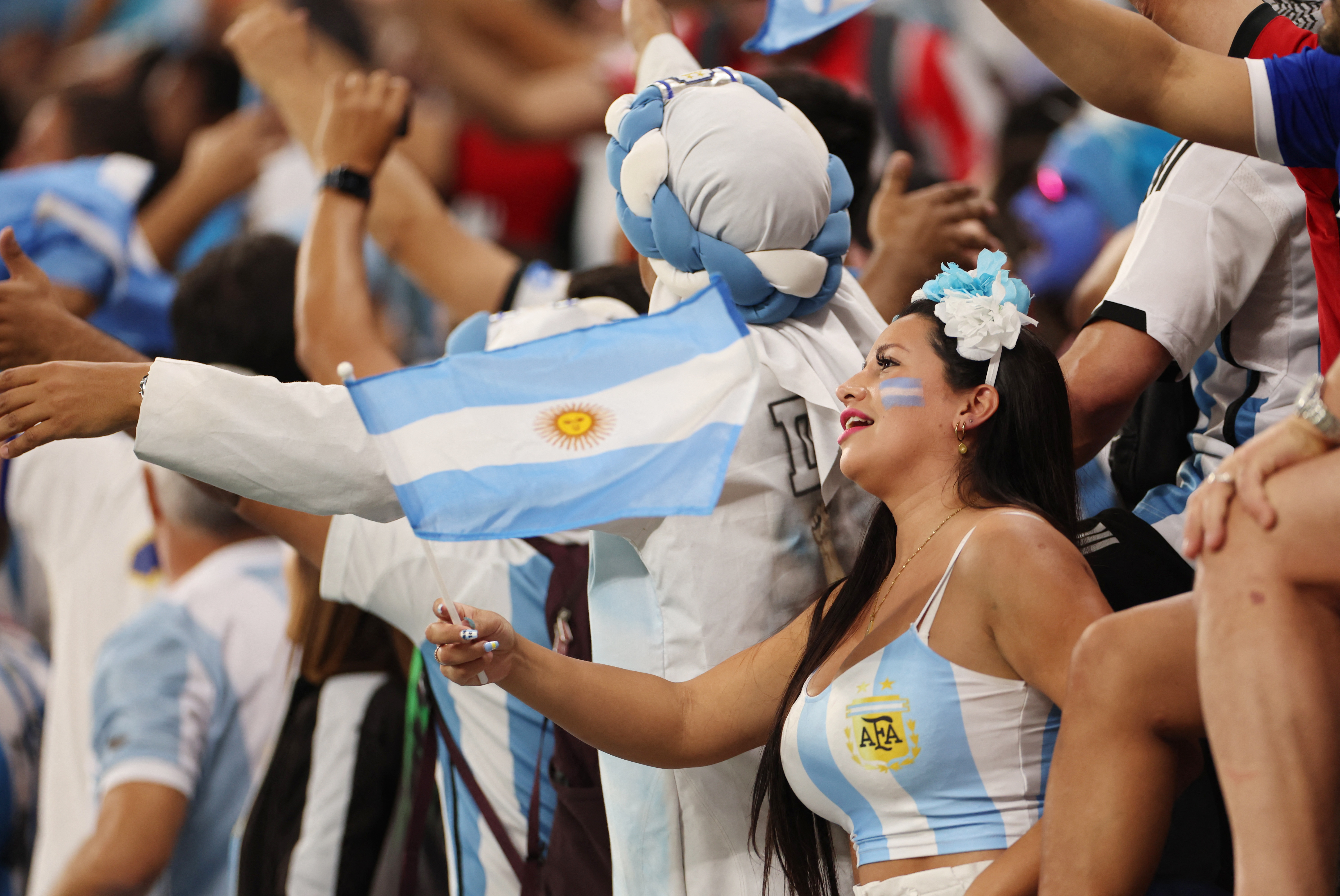 Miles de aficionados argentinos coparon las tribunas del recinto ubicado en la ciudad de Rayan