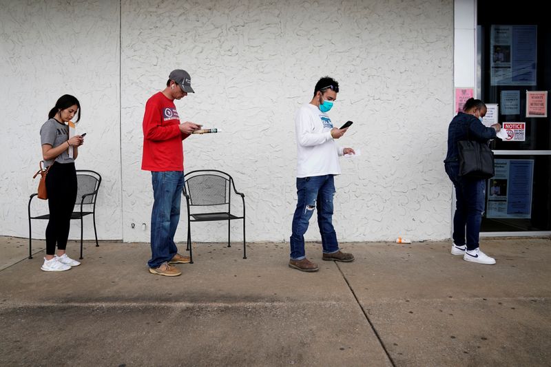 Personas que perdieron su trabajo esperan en la fila para solicitar el seguro de desempleo en Fayetteville, Arkansas (REUTERS/Nick Oxford)