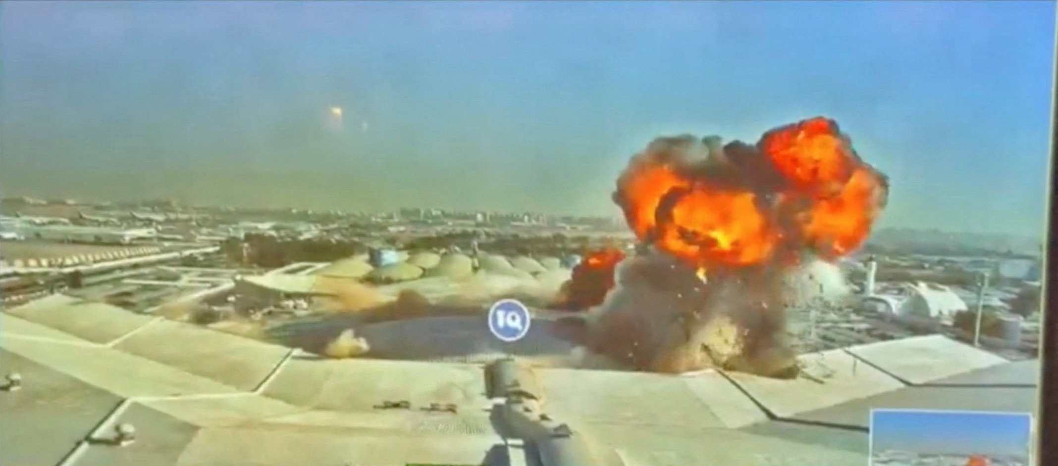 El momento en el que el drone iran&iacute; impact&oacute; contra el aeropuerto de Kuwait