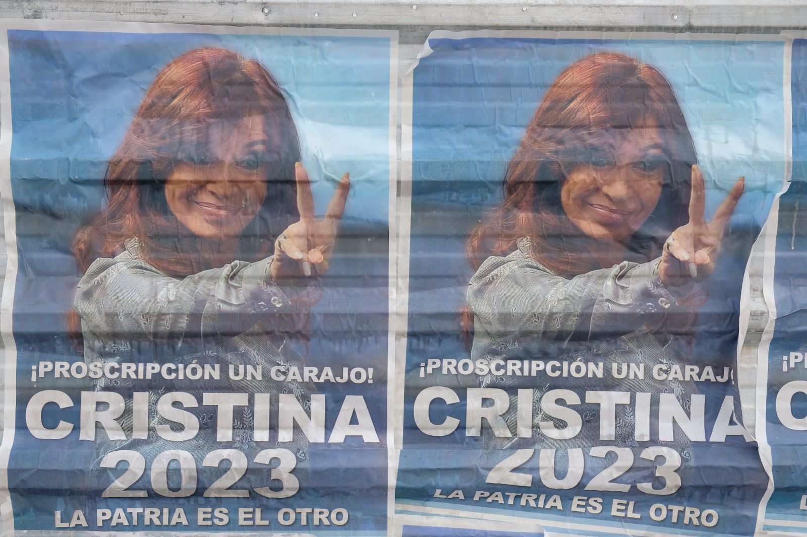 Afiches con la leyenda "¡Proscripción un carajo! Cristina 2023", aparecieron en la sede del PJ