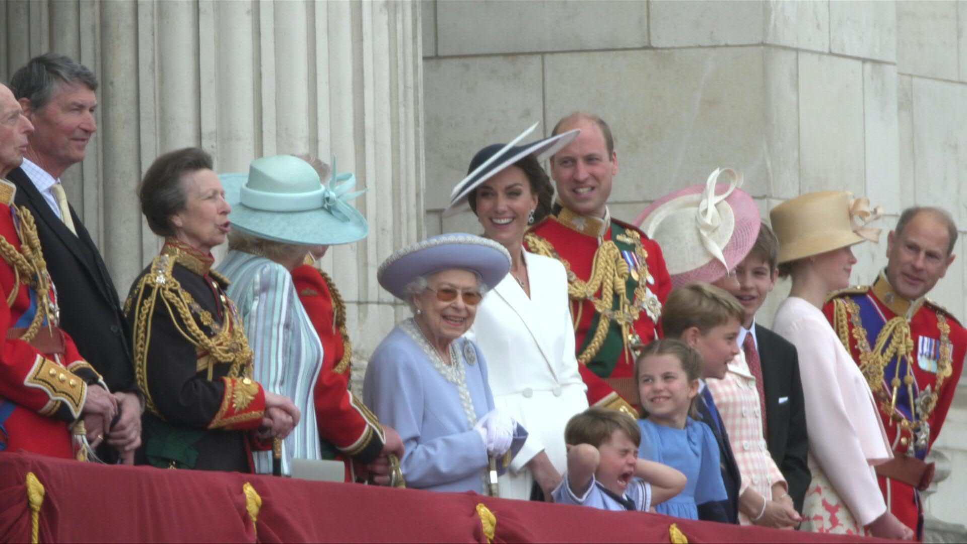Aclamada el jueves por una inmensa multitud en Londres, Isabel II canceló, debido a "cierto malestar" de salud, su asistencia a la misa del viernes por sus 70 años de reinado, una longevidad sin precedentes para la monarquía británica.