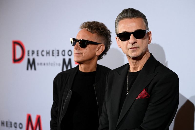 El vocalista principal Dave Gahan y Martin Gore de la banda británica Depeche Mode posan durante una sesión de fotos en el teatro Berliner Ensemble en Berlín, Alemania. 4 de octubre de 2022. REUTERS/Annegret Hilse