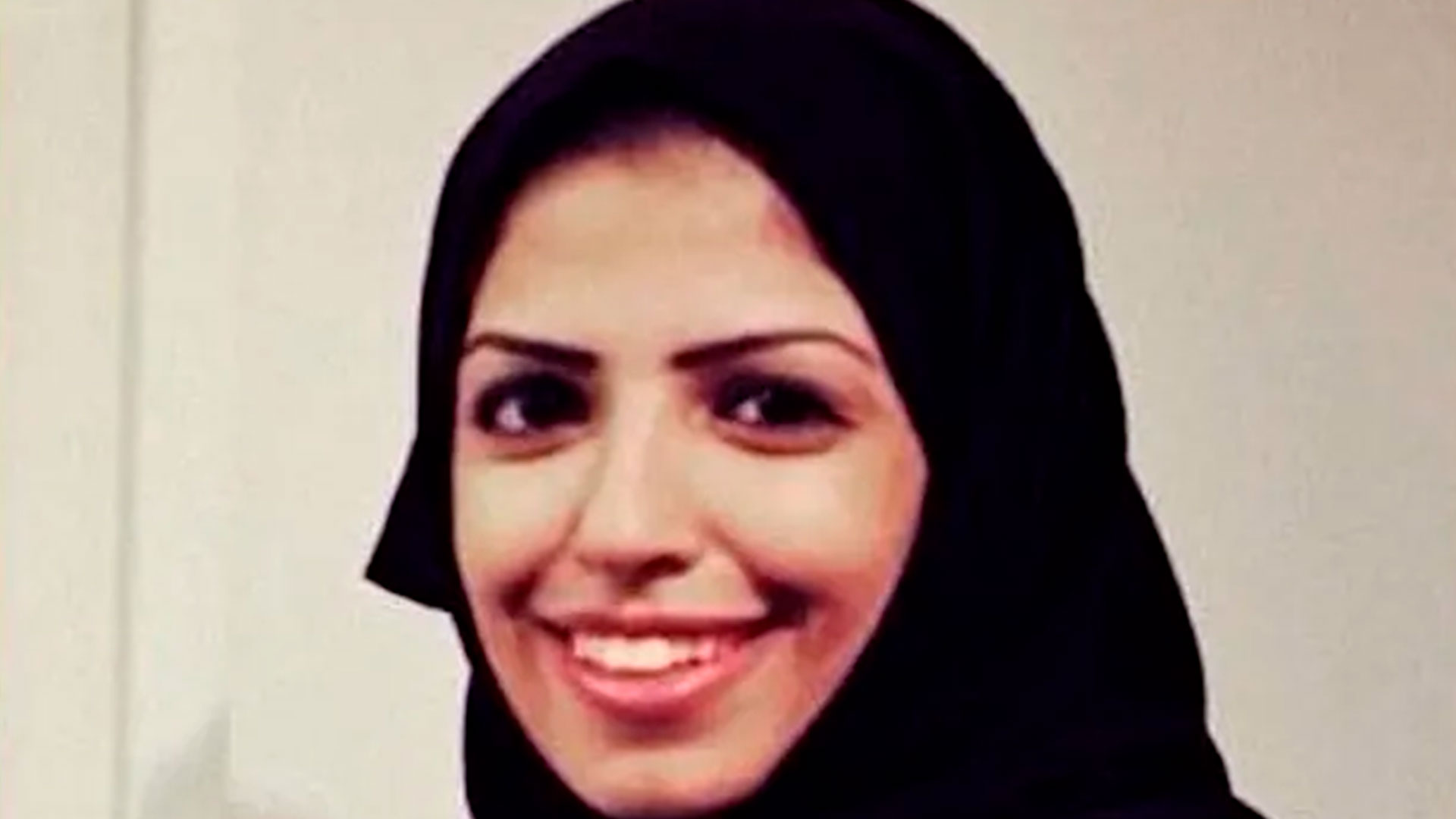 Salma al-Shehab, de 34 años, fue acusada de "ayudar a quienes buscan causar disturbios públicos y desestabilizar la seguridad civil y nacional siguiendo sus cuentas de Twitter". Fotografía: democracia ahora