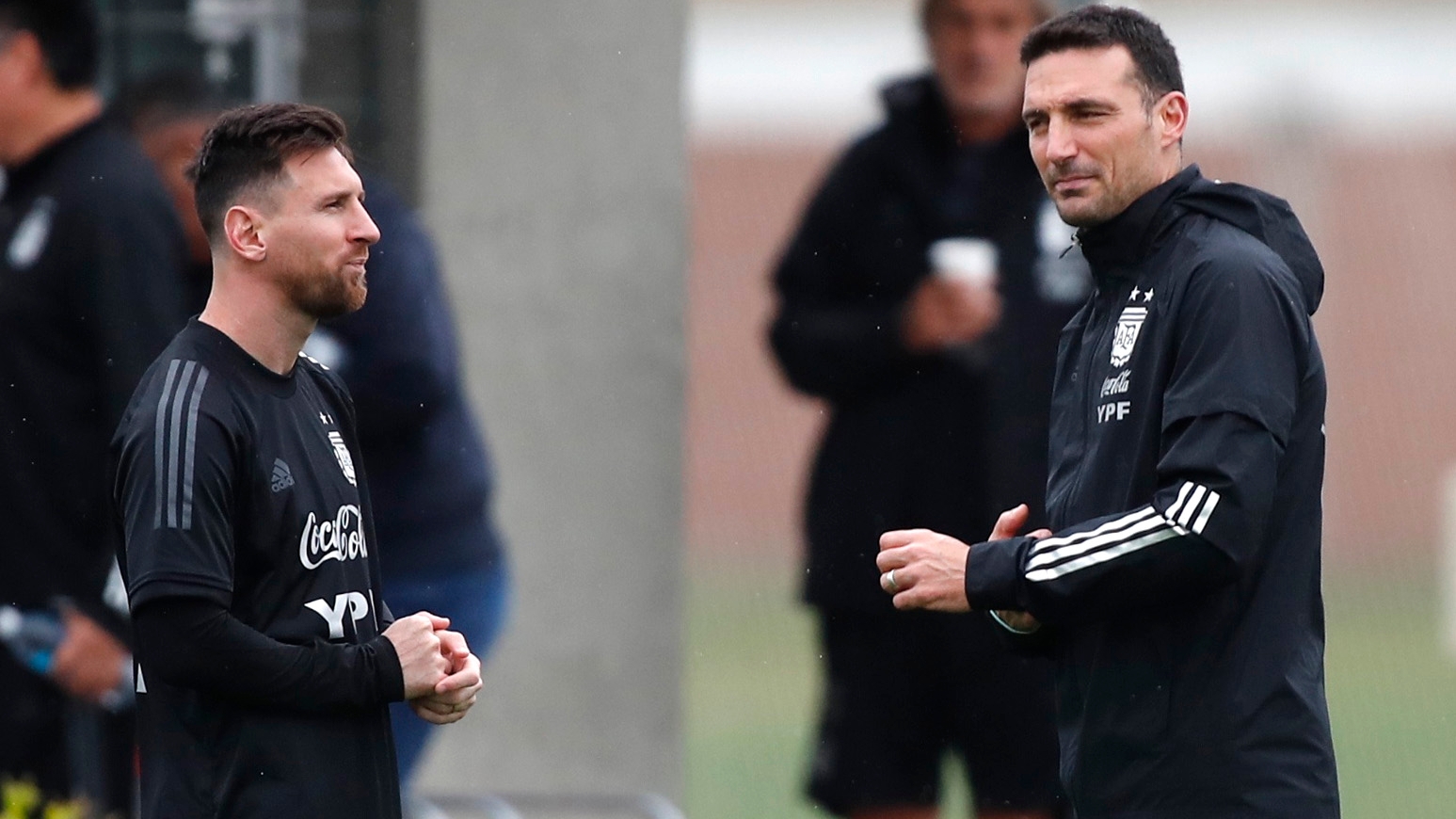 Lionel Messi y Scaloni durante el entrenamiento de la Selección (REUTERS/Agustin Marcarian)