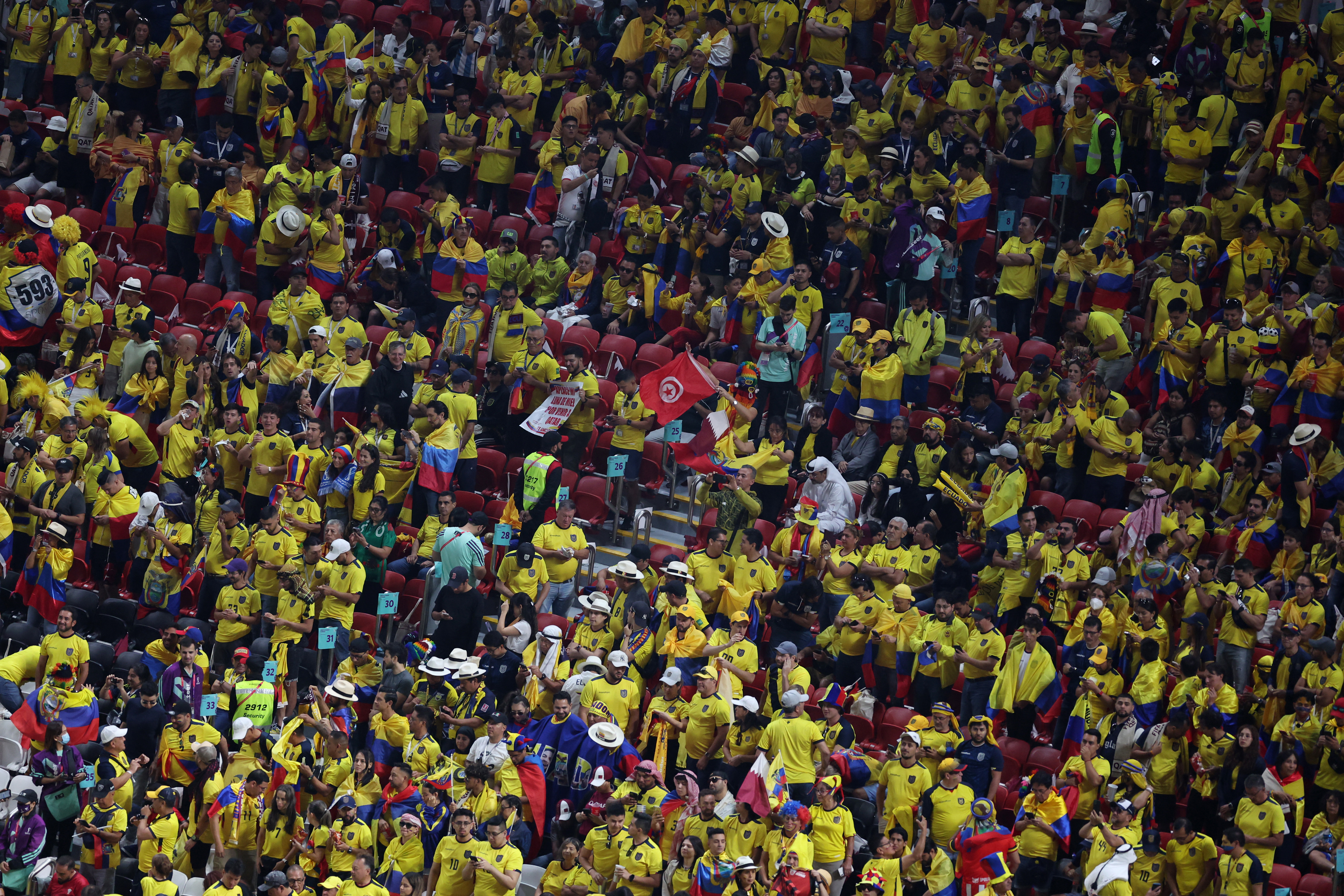 La parcialidad de Ecuador ya dentro del Estadio Al Bayt de Jor. Las gradas empezaron a llenarse desde temprano. La hora local del comienzo del partido será a las 19 horas (REUTERS/Amr Abdallah Dalsh)