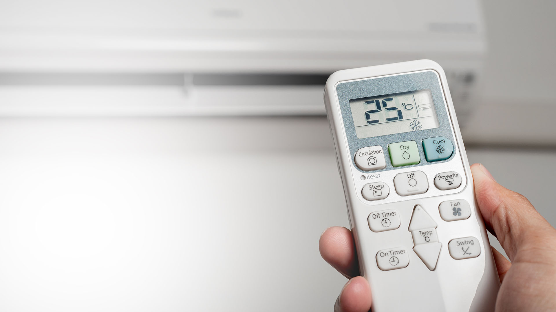 Configurar la temperatura del aire entre 24 y 26 grados ayuda a ahorrar energía sin dejar de utilizarlo. (Shutterstock)