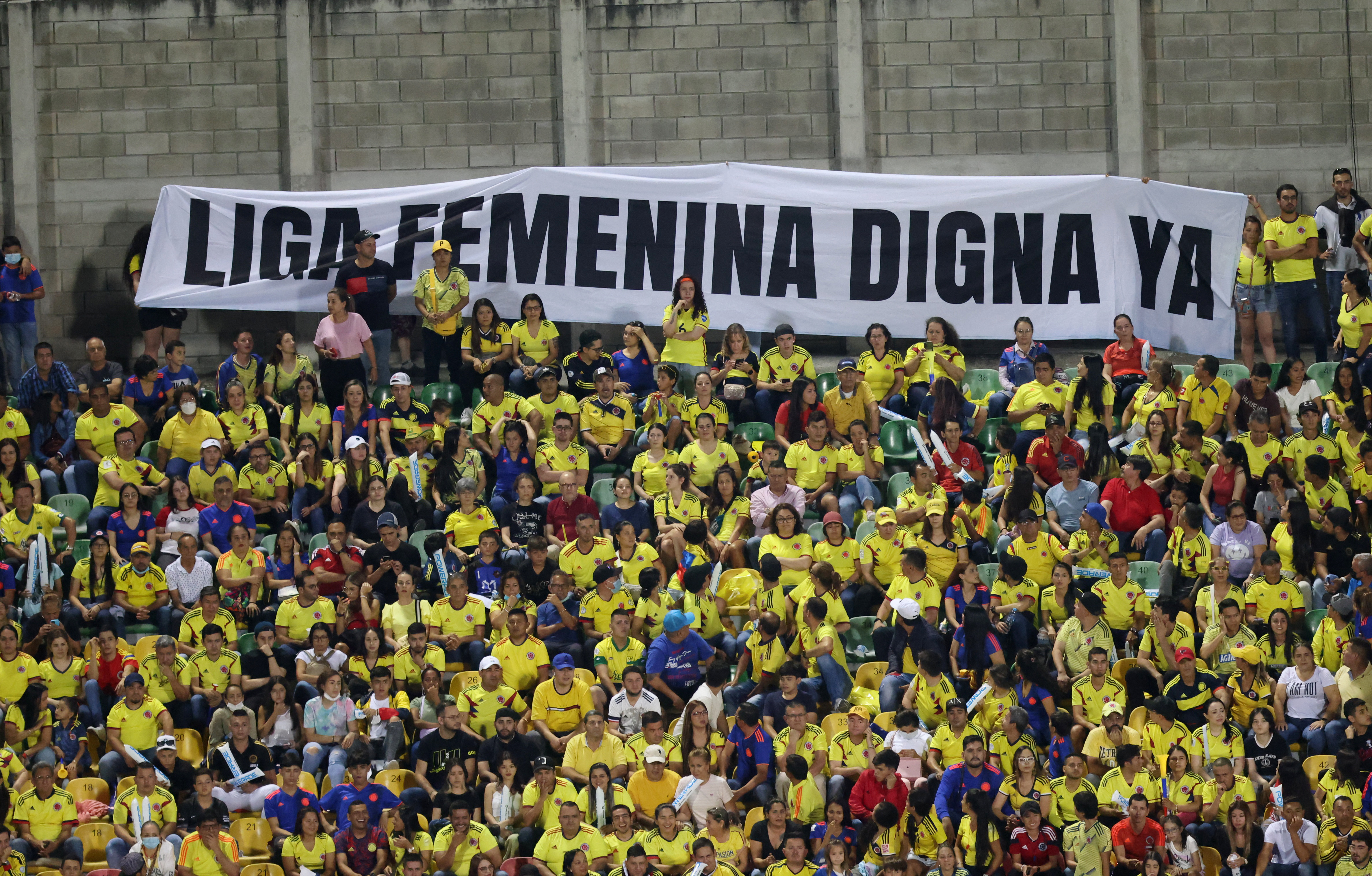 Los hinchas pidieron la realización de una Liga Femenina digna en Colombia en la final de la Copa América. Foto:  REUTERS/Luisa Gonzalez