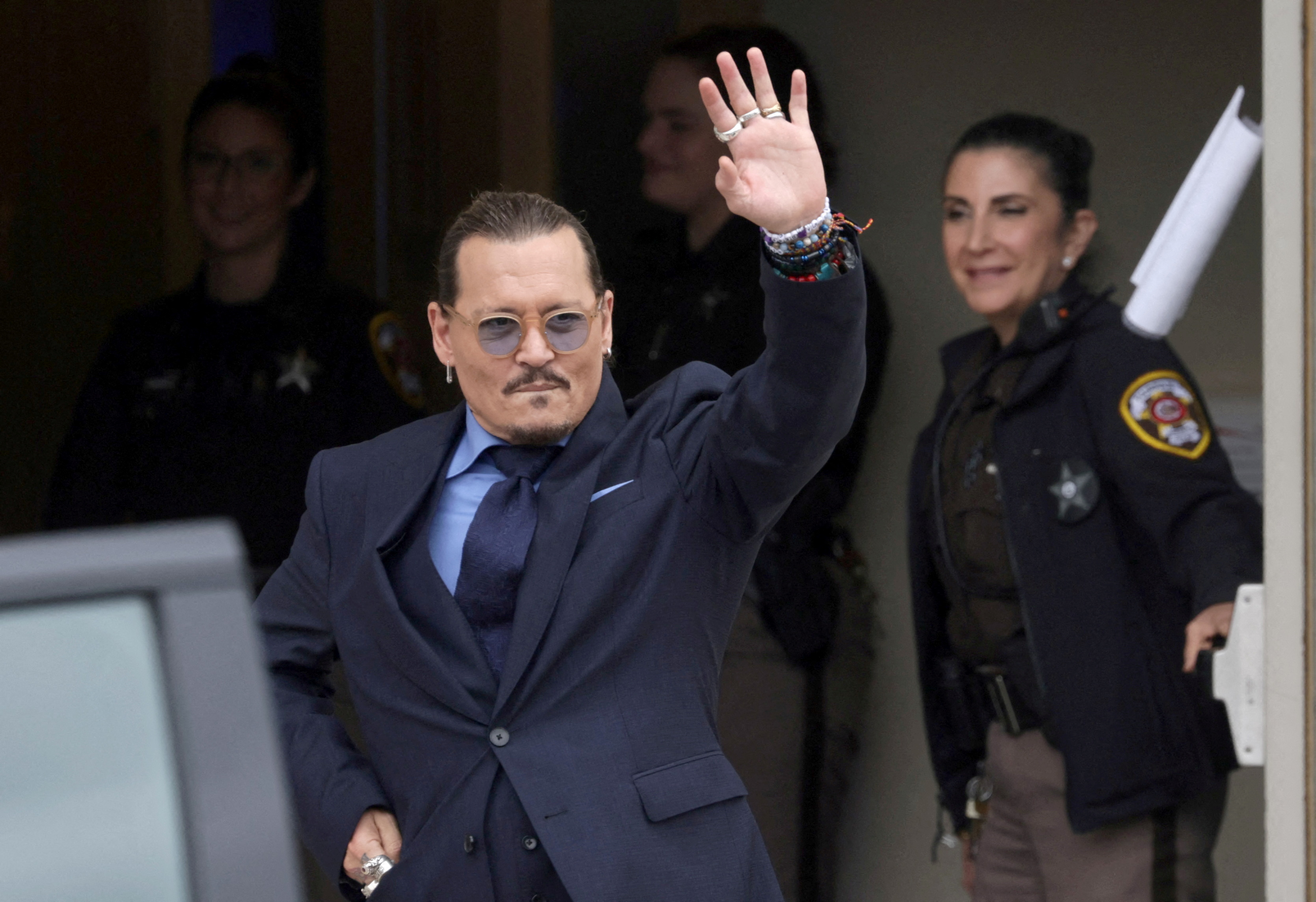 Foto de archivo: Johnny Depp saluda a sus fans al salir del tribunal tras una audiencia del juicio por difamación contra su ex mujer Amber Heard el 27 de mayo de 2022 (REUTERS/Evelyn Hockstein)