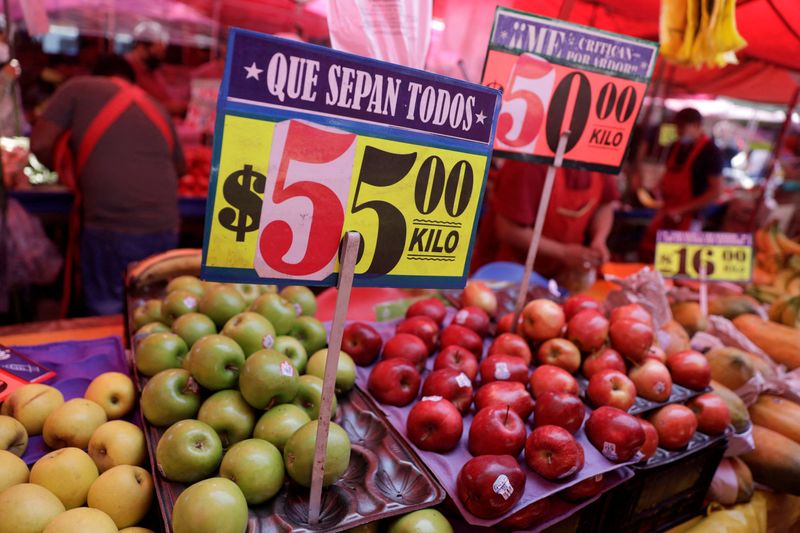 Foto de archivo. Fruta se exhibe a la venta en un mercado al aire libre en Ciudad de México, México, 23 de enero de 2022. REUTERS/Luis Cortes