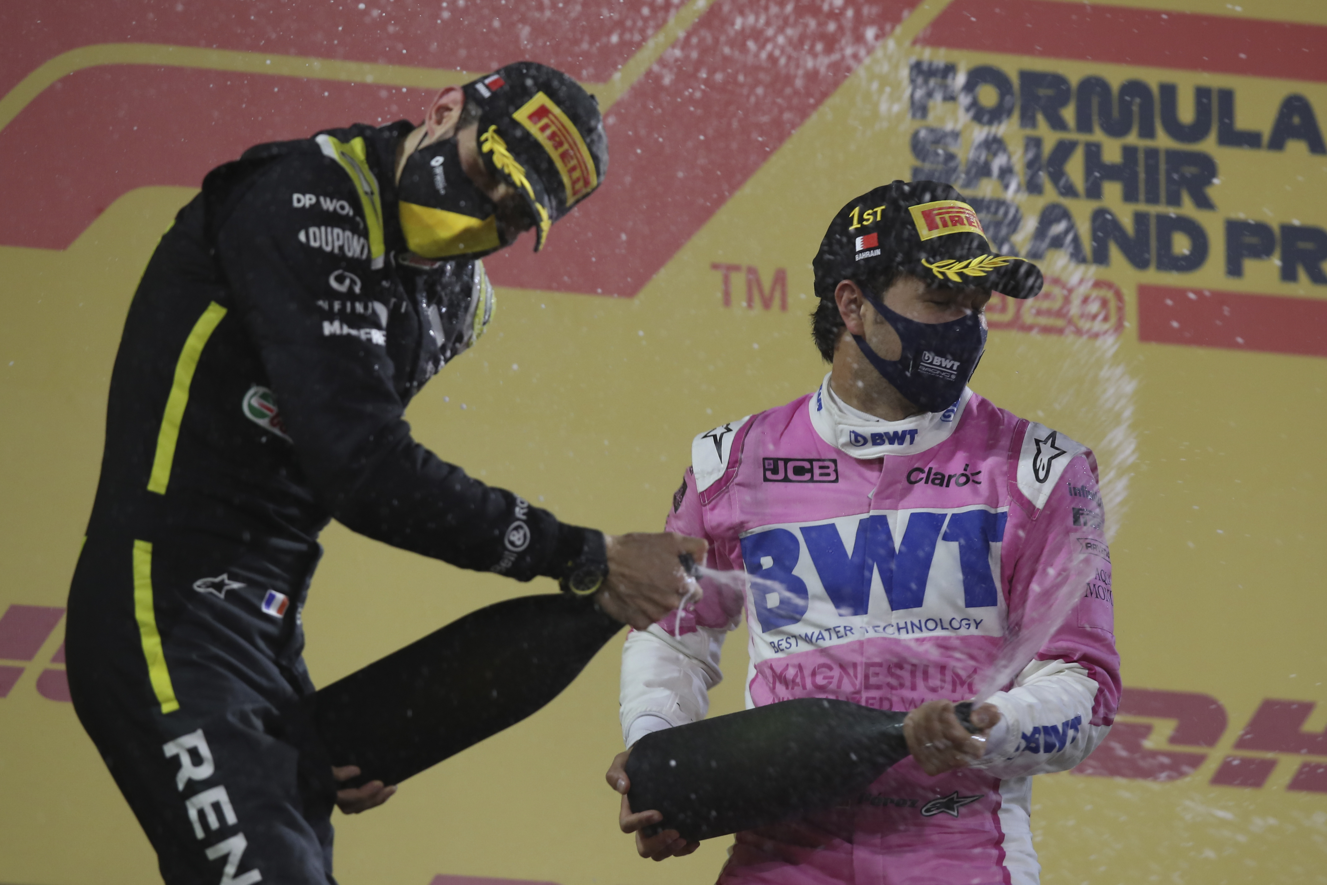 El piloto de Racing Point Sergio Pérez de México celebra su victoria en el Gran Premio de Fórmula 1 de Sakhir, Baréin el domingo 6 de diciembre de 2020.