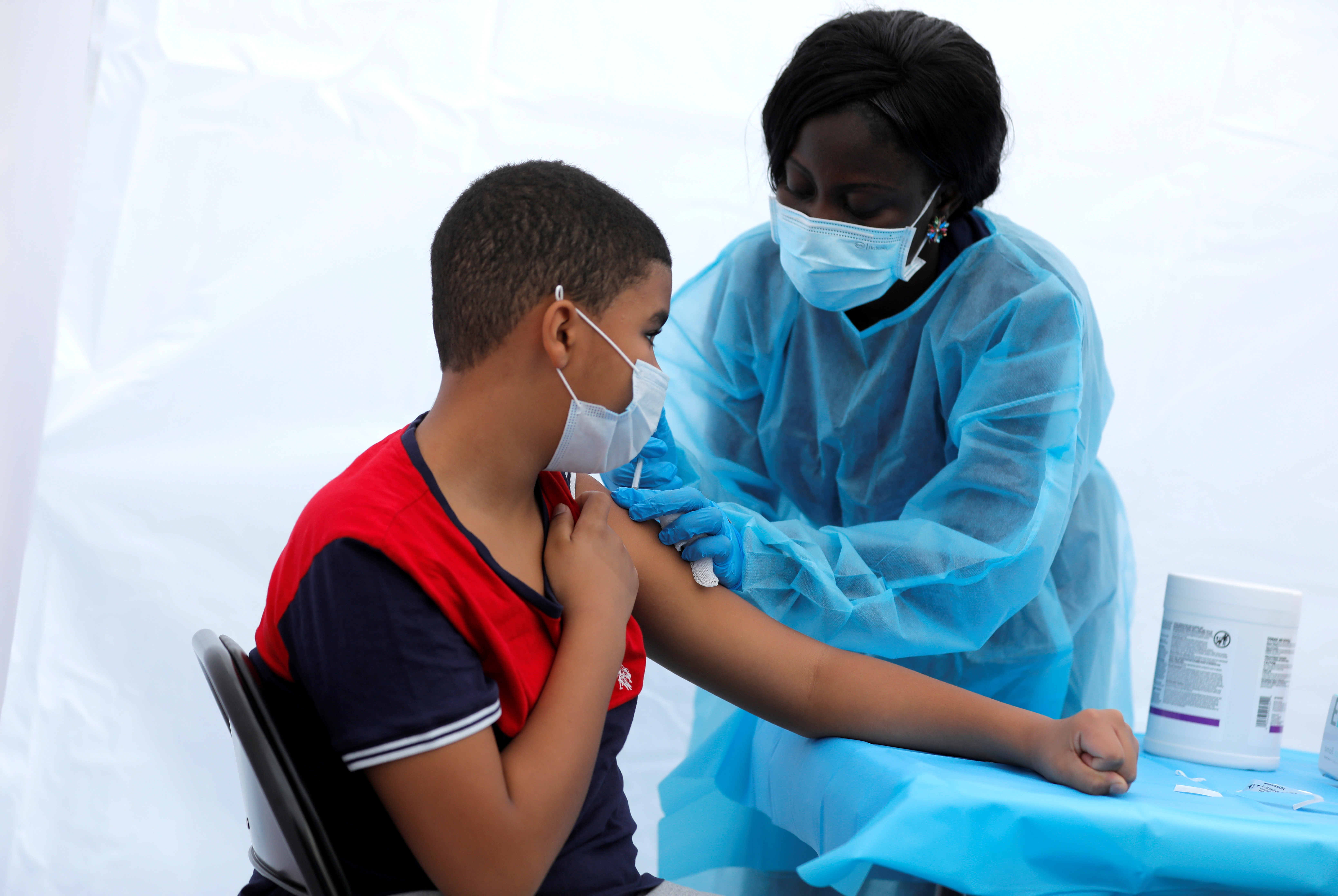 Justing Concepcion, de 12 años, recibe una dosis de la vacuna de Pfizer-BioNTech en el Bronx de Nueva York, el 4 de junio de 2021 (REUTERS/Mike Segar/File Photo)