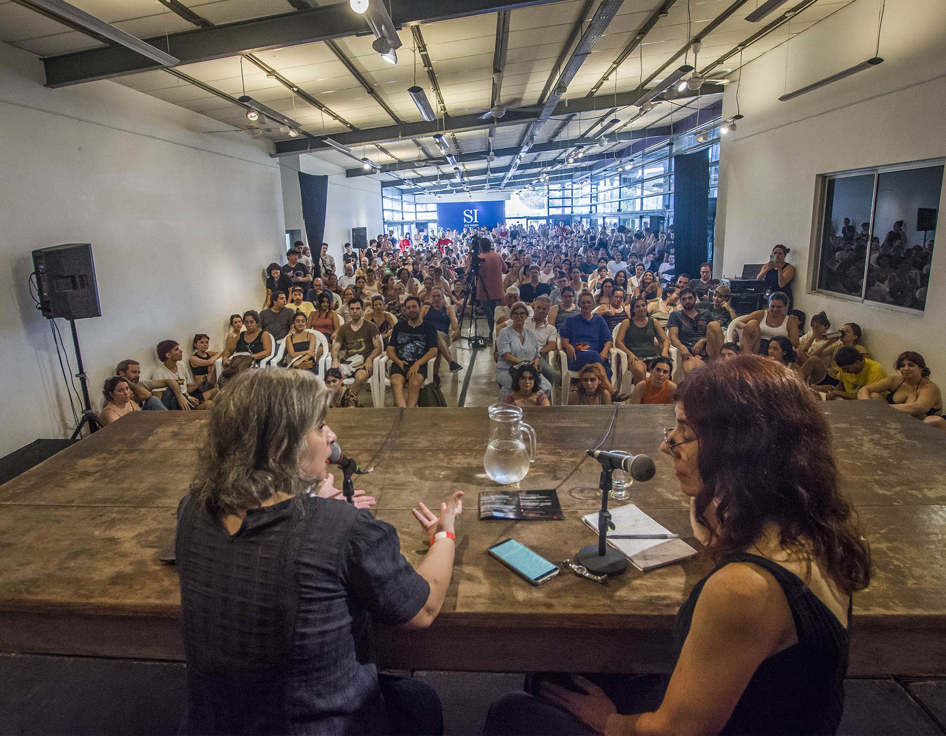 Mariana Enríquez en diálogo con Sandra Gasparini en el Festival Leer de San Isidro: “A mí lo autobiográfico no me gusta”. 