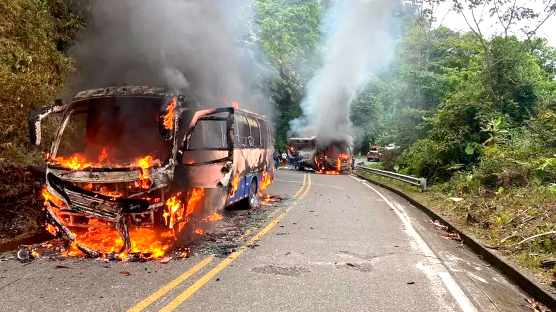 ELN se acredita la quema de dos buses en la vía Chocó-Risaralda
