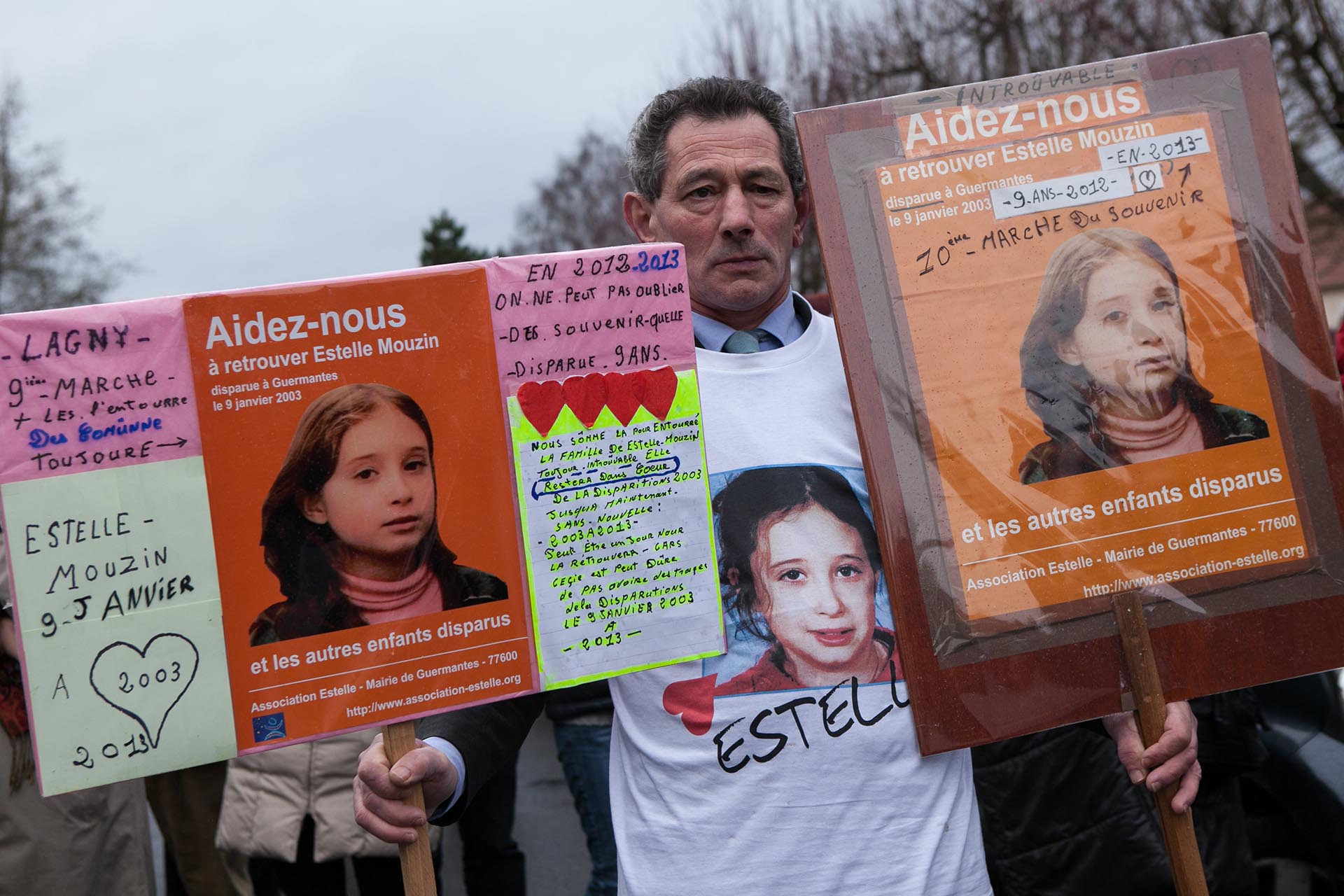 La gente participa en una marcha en memoria de Estelle Mouzin de 9 años, quien desapareció cuando volvía a casa desde la escuela el jueves 9 de enero de 2003 (Audrey Poree/ABACAPRESS.COM via Reuters)
