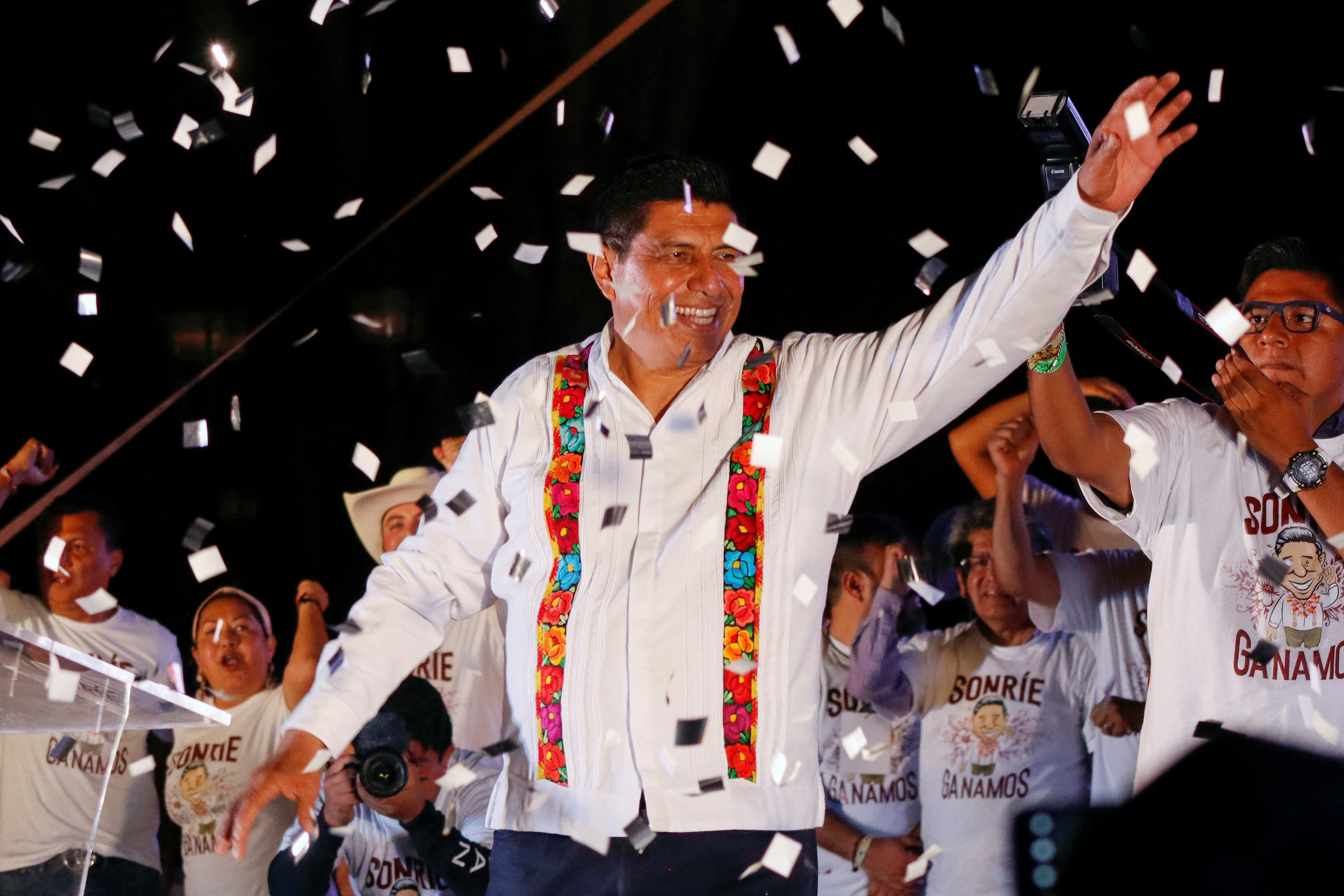 Salomón Jara celebró su victoria en Oaxaca. Foto: REUTERS/Jorge Luis Plata