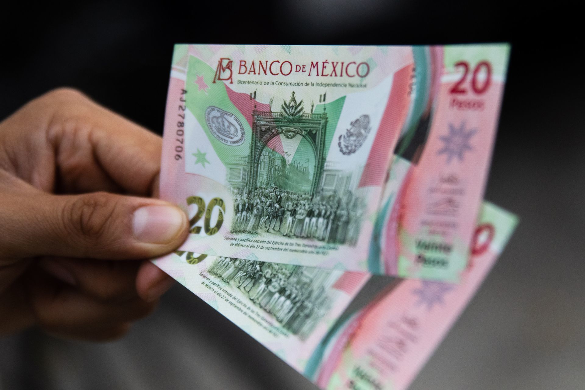 Fajo de billetes en mano