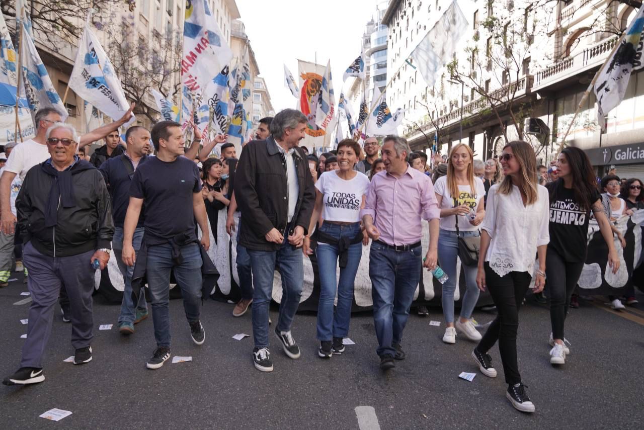 Máximo Kirchner, junto a Andrés Larroque y otros referentes de La Cámpora. Señal callejera