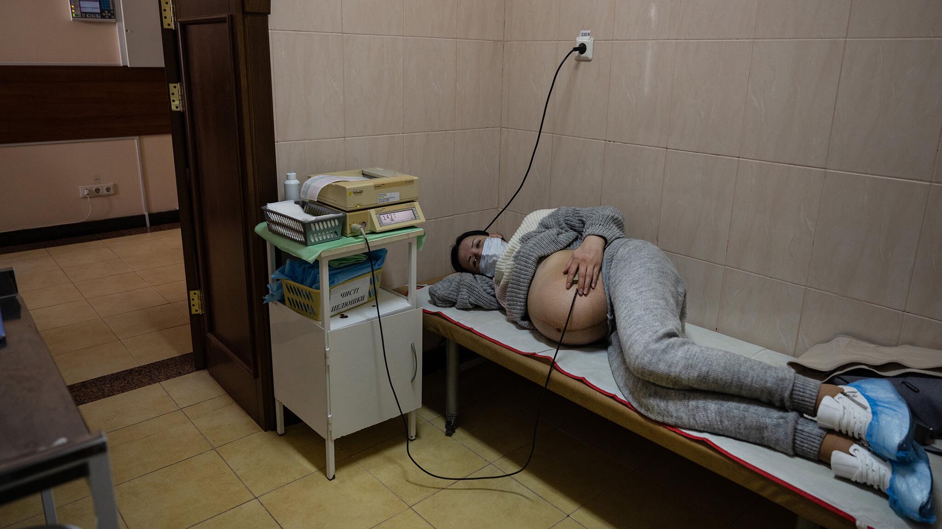 Dalina Levendarrenko, que está embarazada de mellizos, estaba siendo revisada en el Hospital de Maternidad No. 5 en Kiev el mes pasado justo antes de que sonaran las sirenas antiaéreas.
(Lynsey Addario/The New York Times)