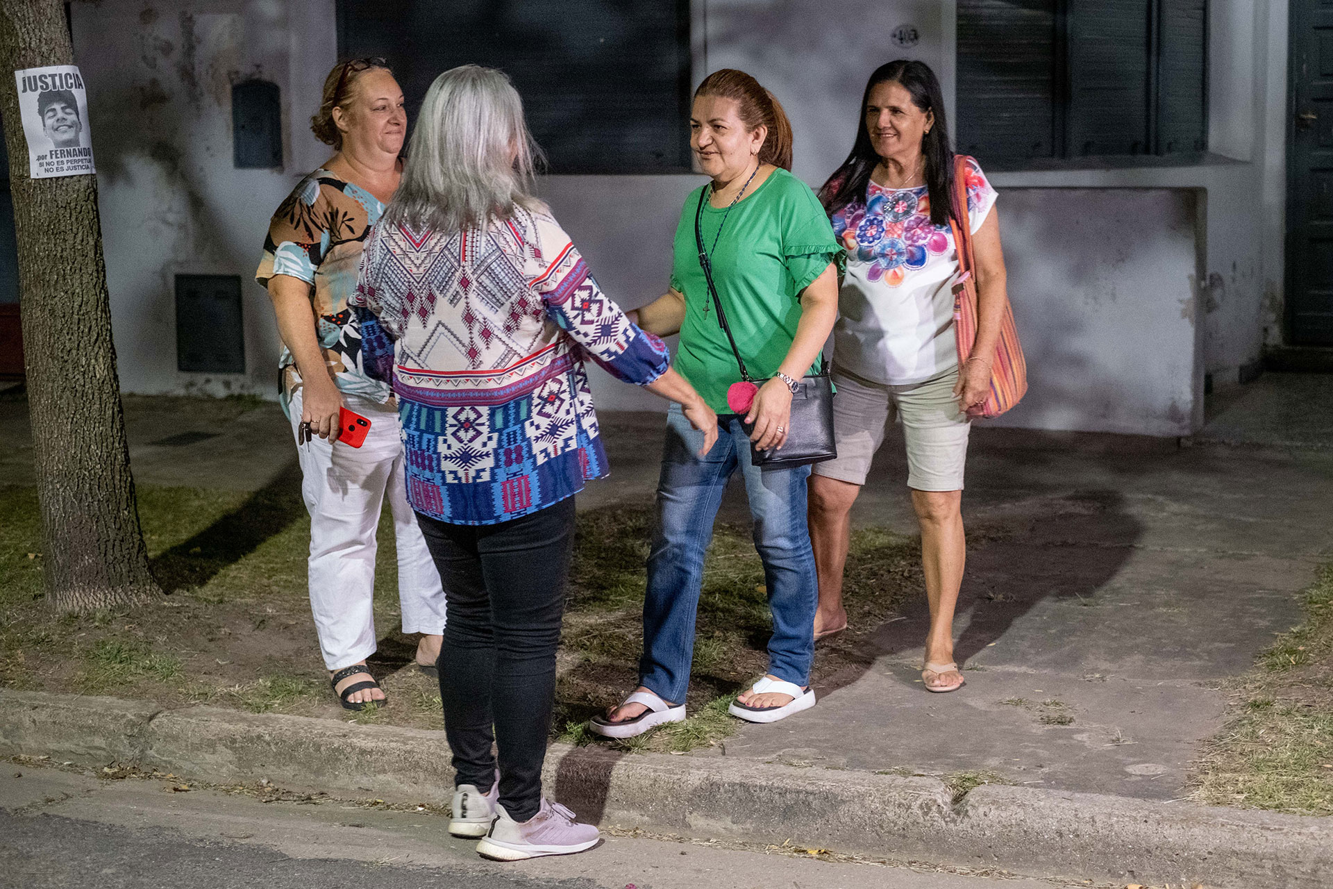 Los papás de Fernando se sumaron a la vigilia organizada por una vecina de Dolores a la espera del veredicto