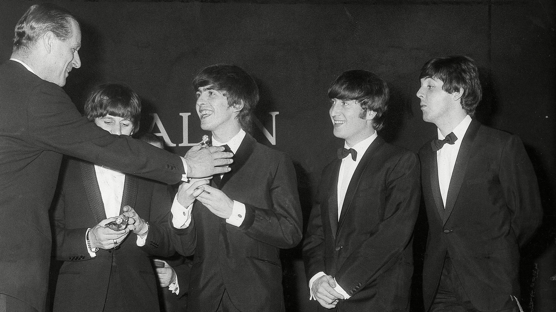 El duque de Edimburgo con Ringo Starr, George Harrison, John Lennon y Paul McCartney en 1964, durante los Carl Alan Awards