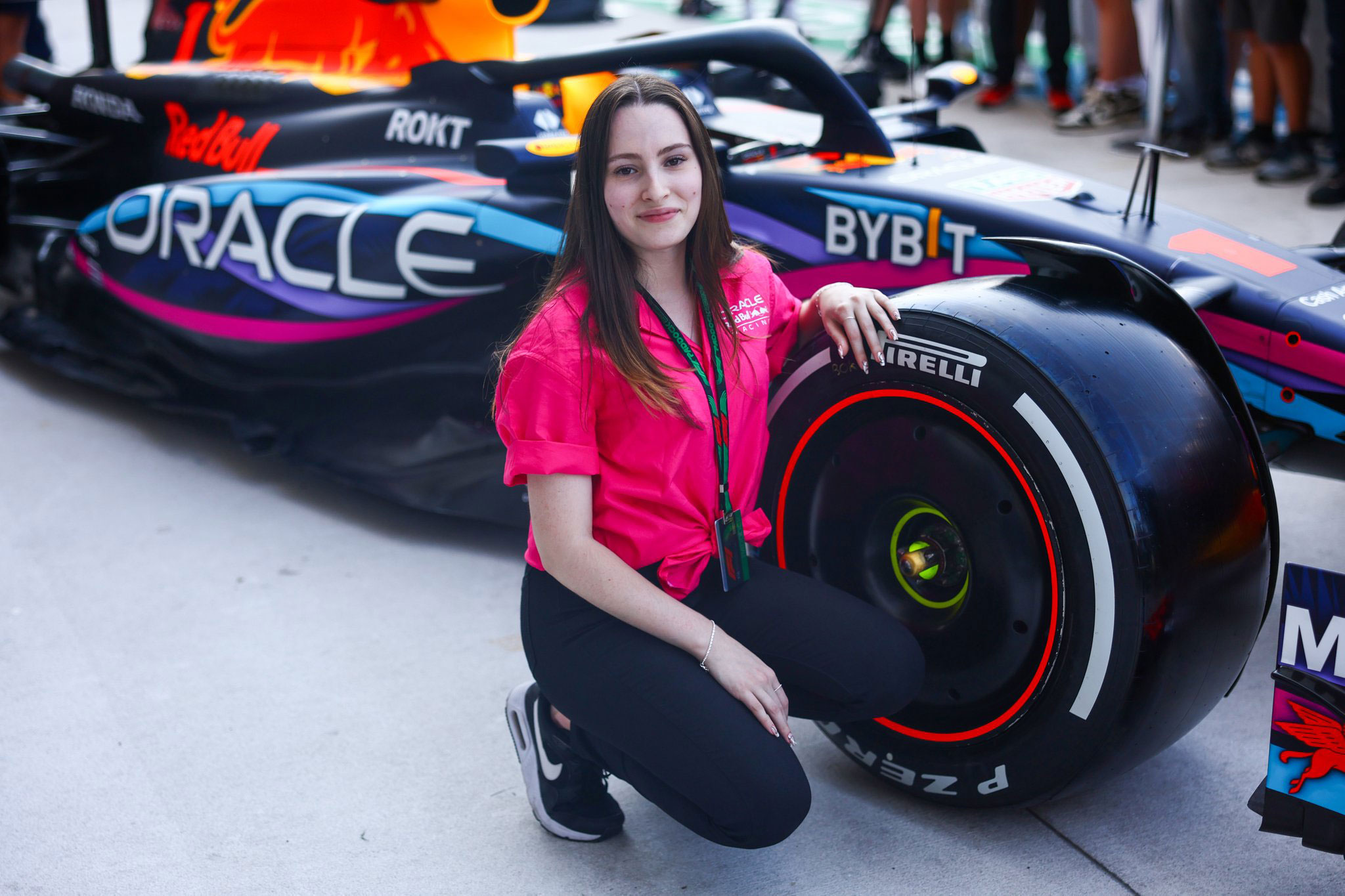 Martina junto al Red Bull que luce su diseño (@v8delgado)