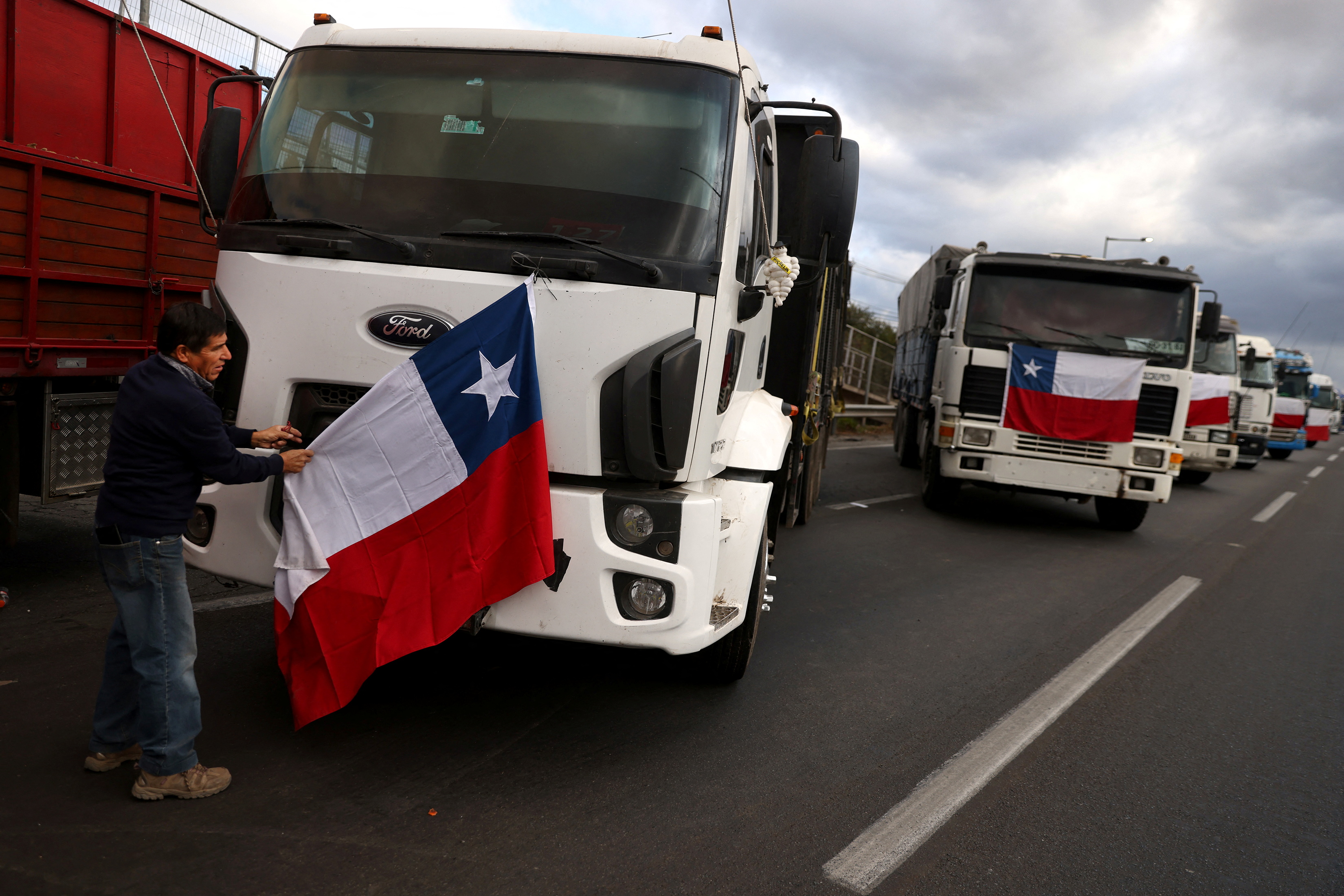 Camiones bloquean una autopista en protesta por la inseguridad en las carreteras (REUTERS/Ivan Alvarado)