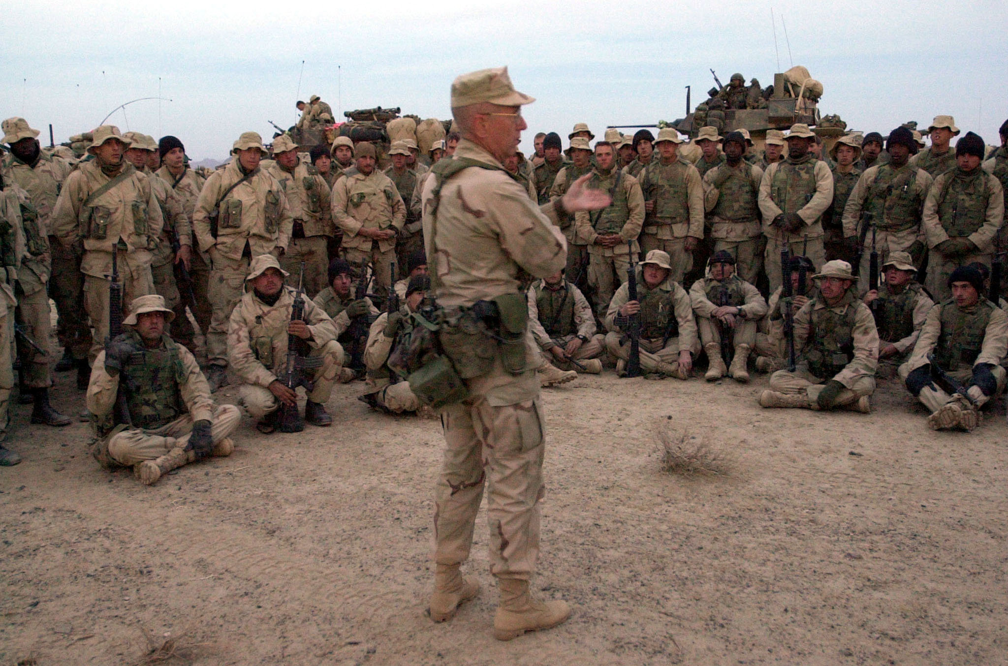 El general de brigada James Mattis conversa con los infantes de marina estadounidenses de la 15ª y 26ª Unidad Expedicionaria de los Marines antes de partir en un convoy de más de 40 vehículos desde un área de estacionamiento para tomar el control del aeródromo en Kandahar, Afganistán, el 14 de diciembre de 2001. (REUTERS/ Dave Martin / Foto de archivo)