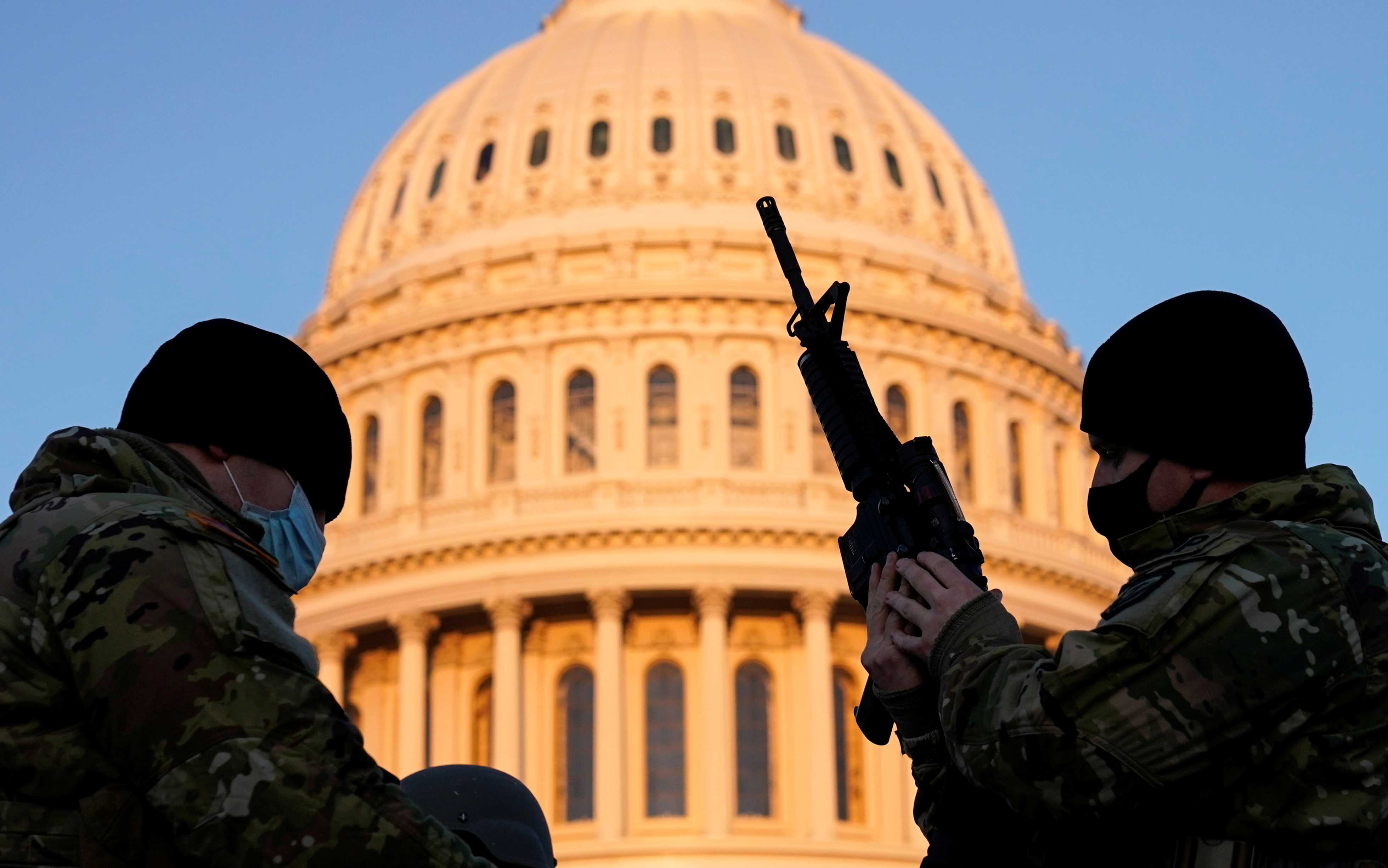 Dos soldados fotografiados frente a la emblemática cúpula del Capitolio, la sede del Congreso estadounidense (REUTERS/Joshua Roberts)