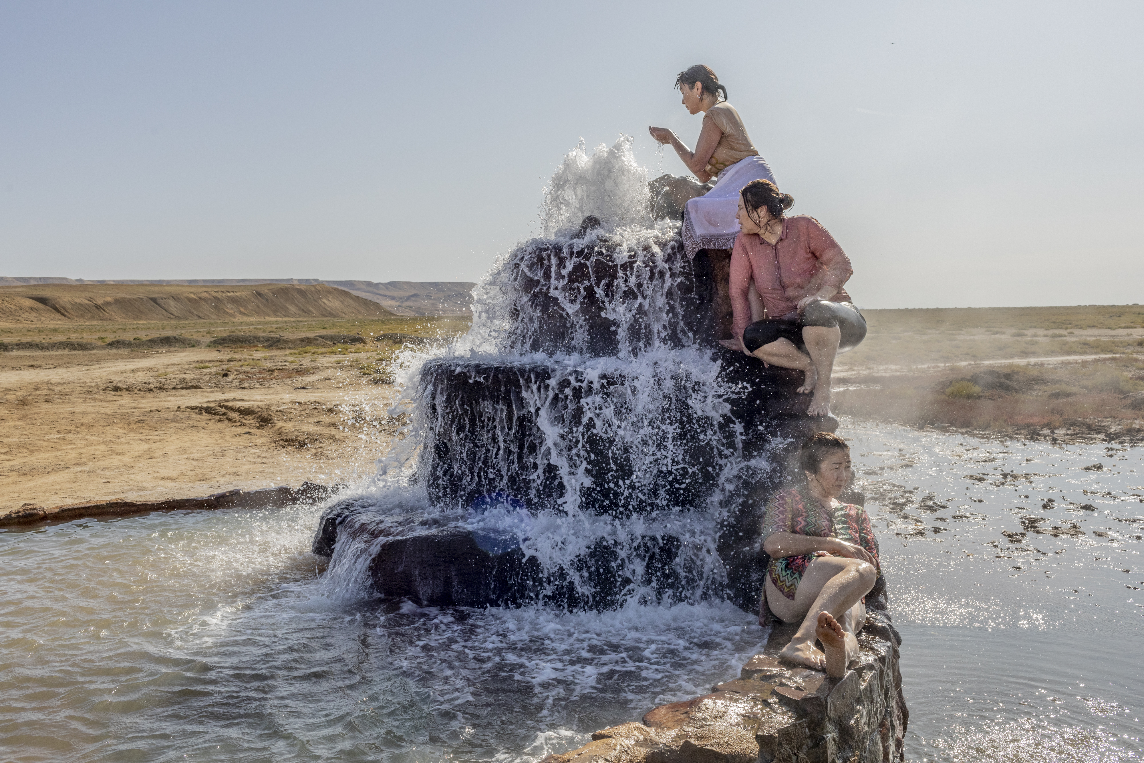 Imagen de la serie Fotos Maltrechas, que ganó la categoría Proyectos a Largo Plazo. Mujeres visitan una fuente de agua que emerge en tierras áridas del Mar Aral (Anush Babajanyan, VII Photo for National Geographic Society/World Press Photo via AP)