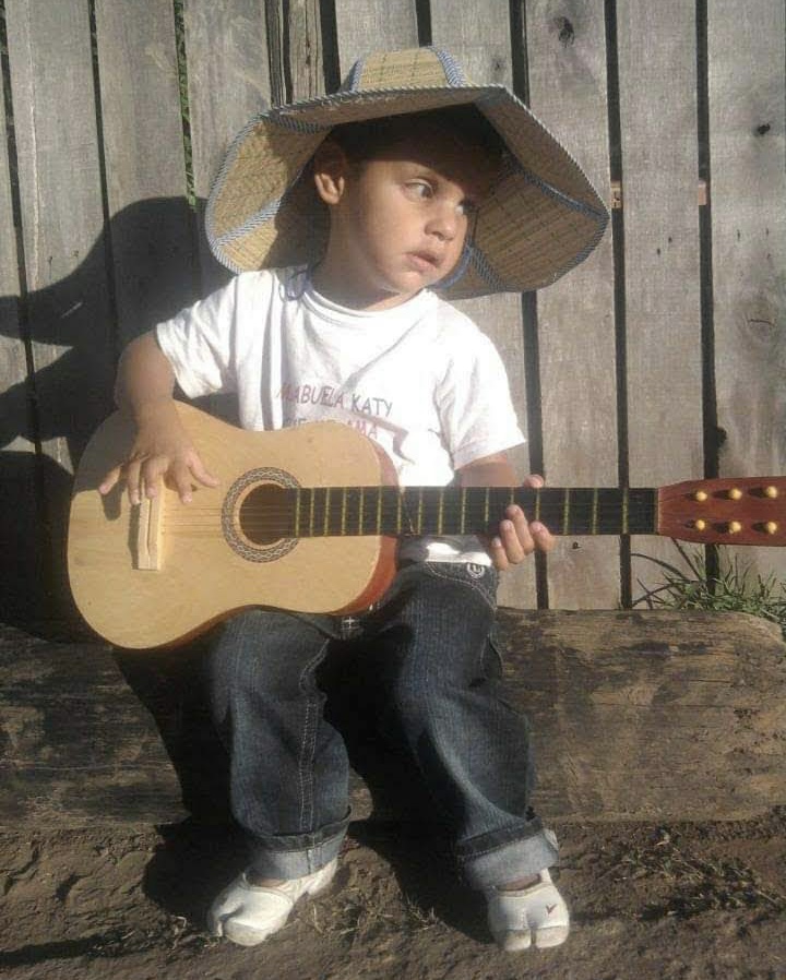 A los 3 años su abuelo Luis le regaló su primer instrumento musical: una guitarra. Su vida cambió por completo desde ese momento. "Aunque no tenga la oportunidad de estudiar, se que si L-gante llego a ser famoso, yo también puedo serlo", comenta.