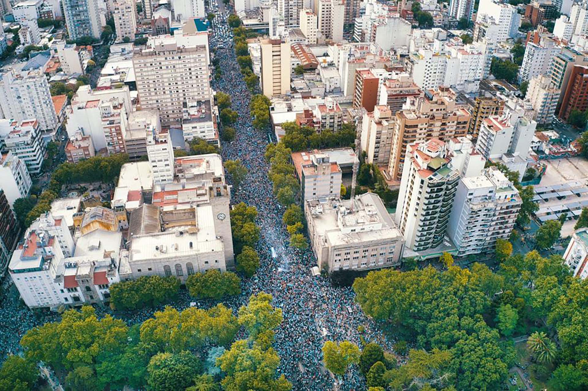 Una multitud en el centro de Mar del Plata Crédito: Juanchi Ugalde