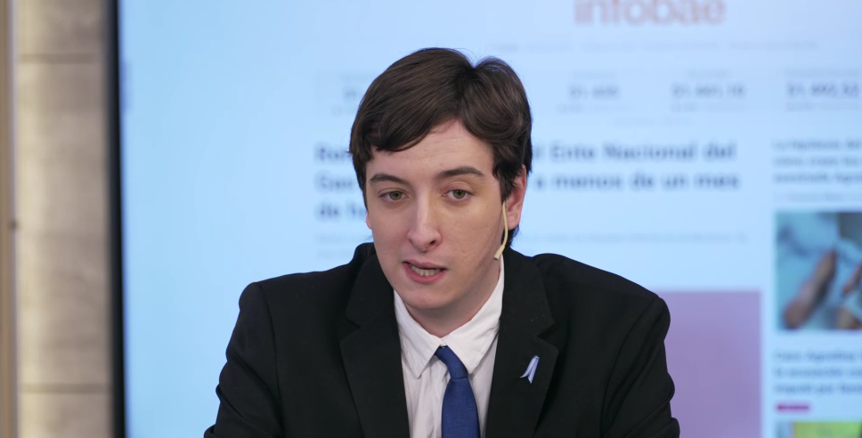 Es abogado, tiene 23 a&ntilde;os y su parecido con N&eacute;stor Kirchner lo volvi&oacute; viral