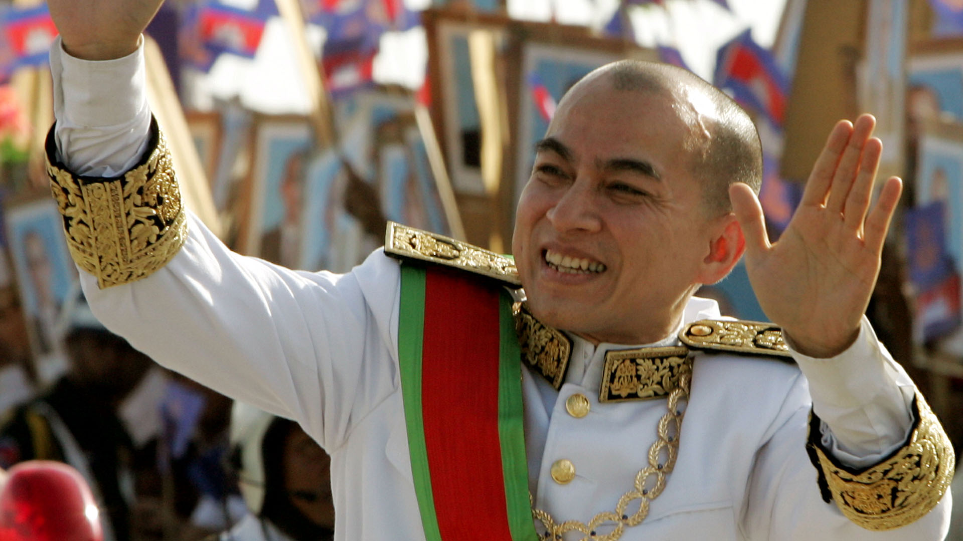 Imagen de archivo: El nuevo rey de Camboya, Norodom Sihamoni, saluda a las decenas de miles fuera del Palacio Real el último día de su ceremonia de coronación en Phnom Penh el 30 de octubre de 2004.
