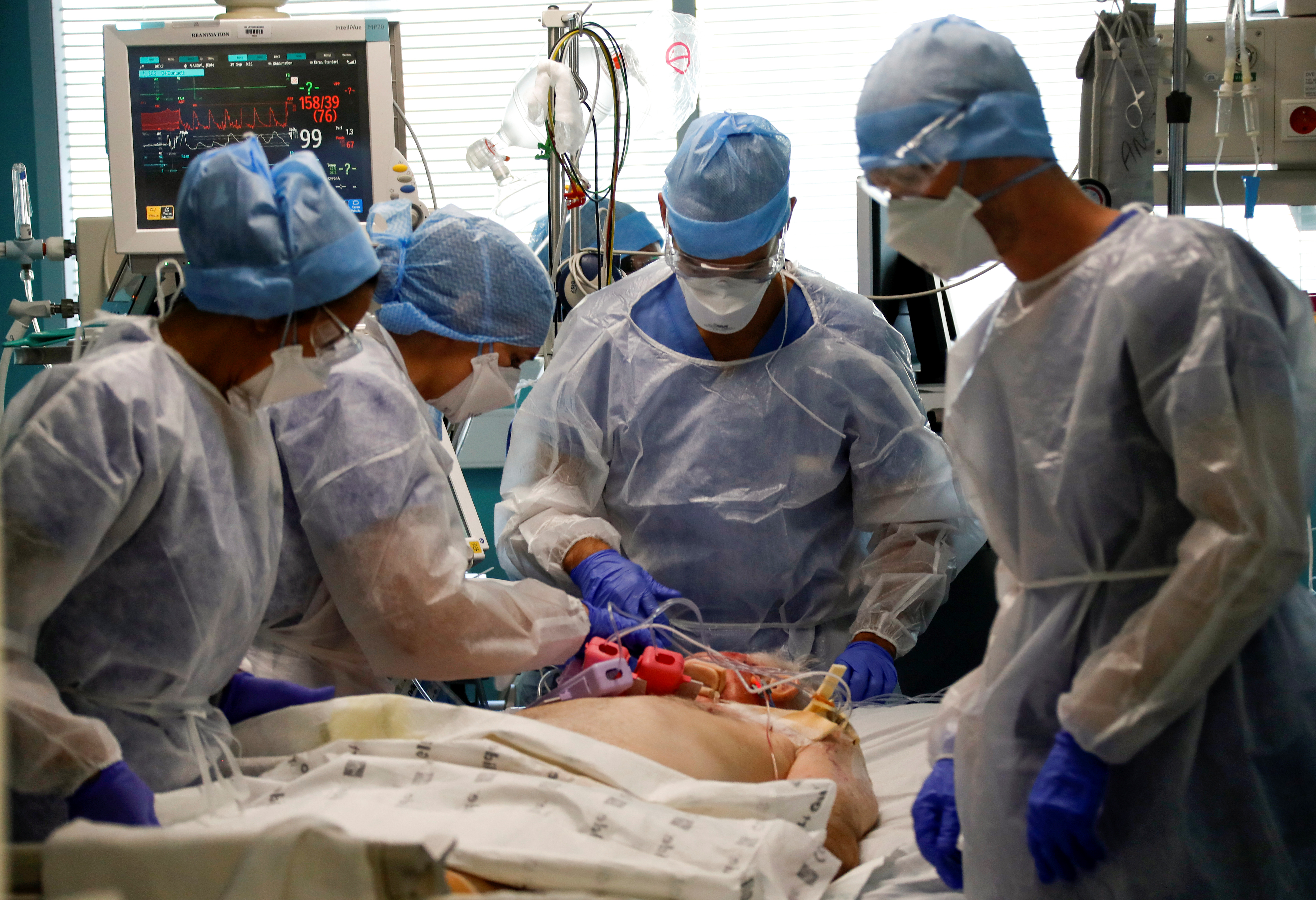 Miembros del personal médico, con trajes protectores y máscaras faciales, tratan a un paciente que sufre la enfermedad coronavirus (COVID-19) en la Unidad de Cuidados Intensivos (UCI) del hospital militar Laveran en Marsella, Francia, el 18 de septiembre de 2020. REUTERS/Eric Gaillard