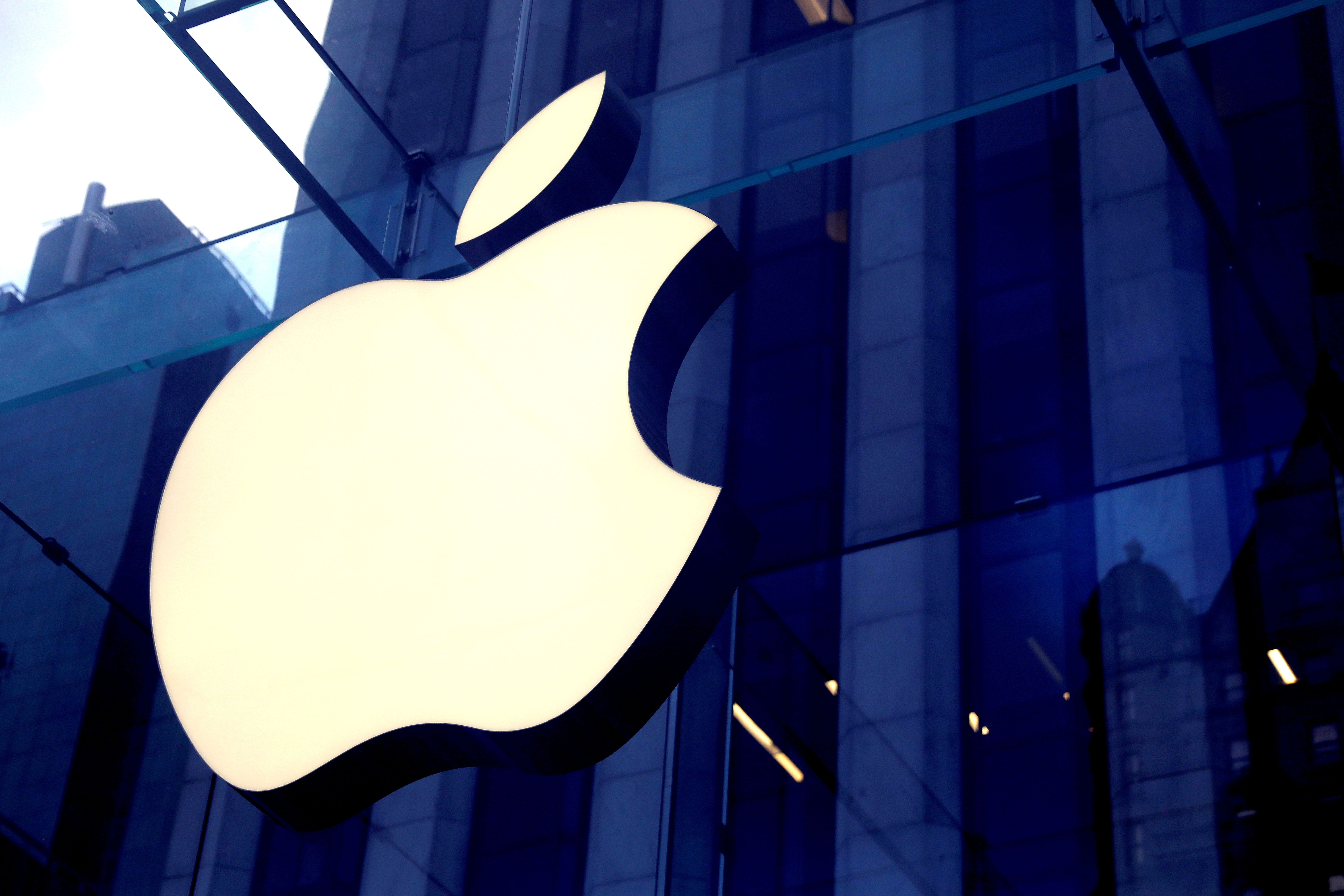 El logo de Apple en el local de la Quinta Avenida, en Nueva York (Foto: Reuters)