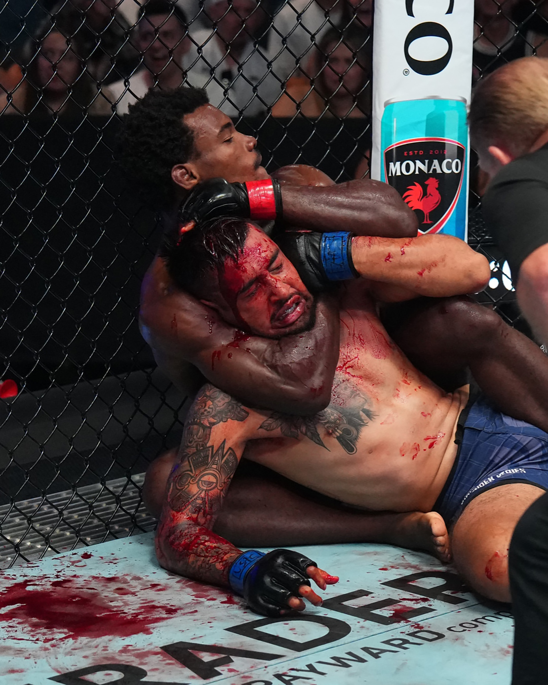 Gan&oacute; un contrato en la UFC tras una sangrienta sumisi&oacute;n en el primer round y Dana White lo llen&oacute; de elogios: 