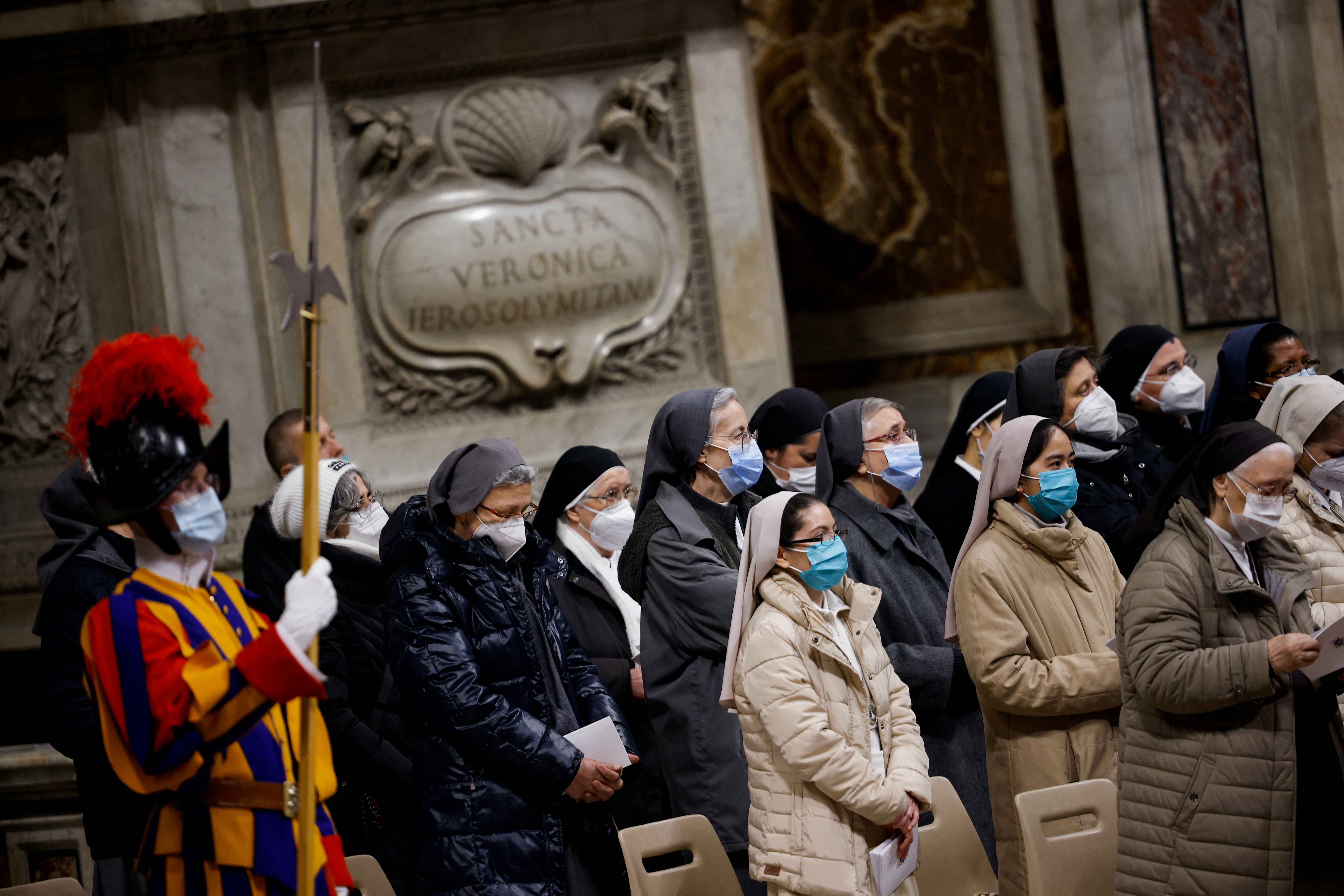 Monjas participan de la misa de Gallo en la Basílica de San Pedro (REUTERS/Guglielmo Mangiapane)