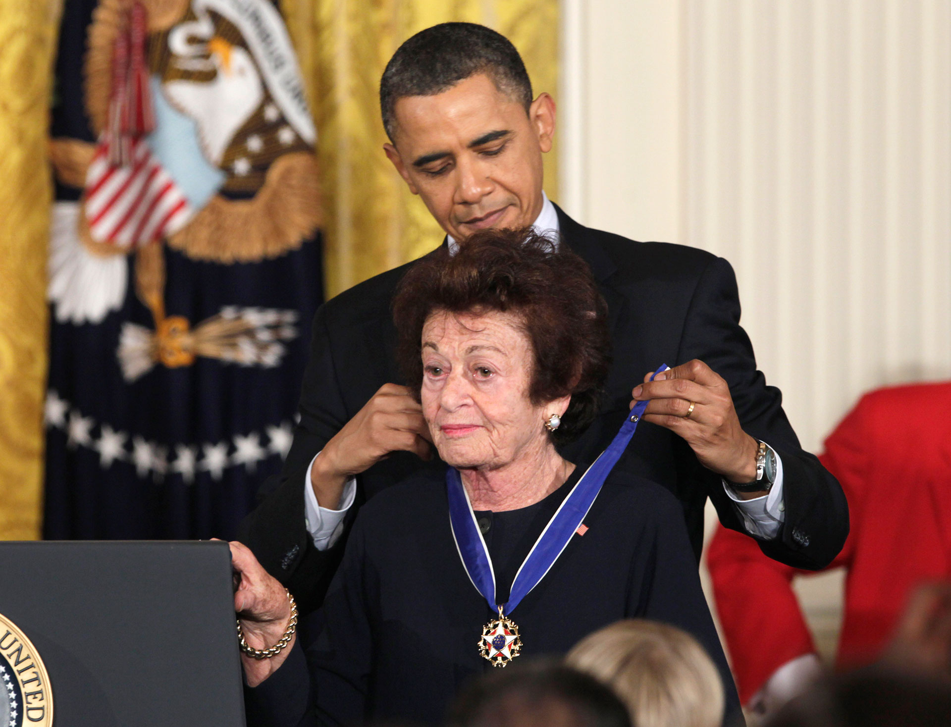 El presidente Barack Obama entrega a la superviviente judía del Holocausto Gerda Weissmann Klein, la Medalla Presidencial de la Libertad 2010, el 15 de febrero de 2011(AP/Carolyn Kaster, File)