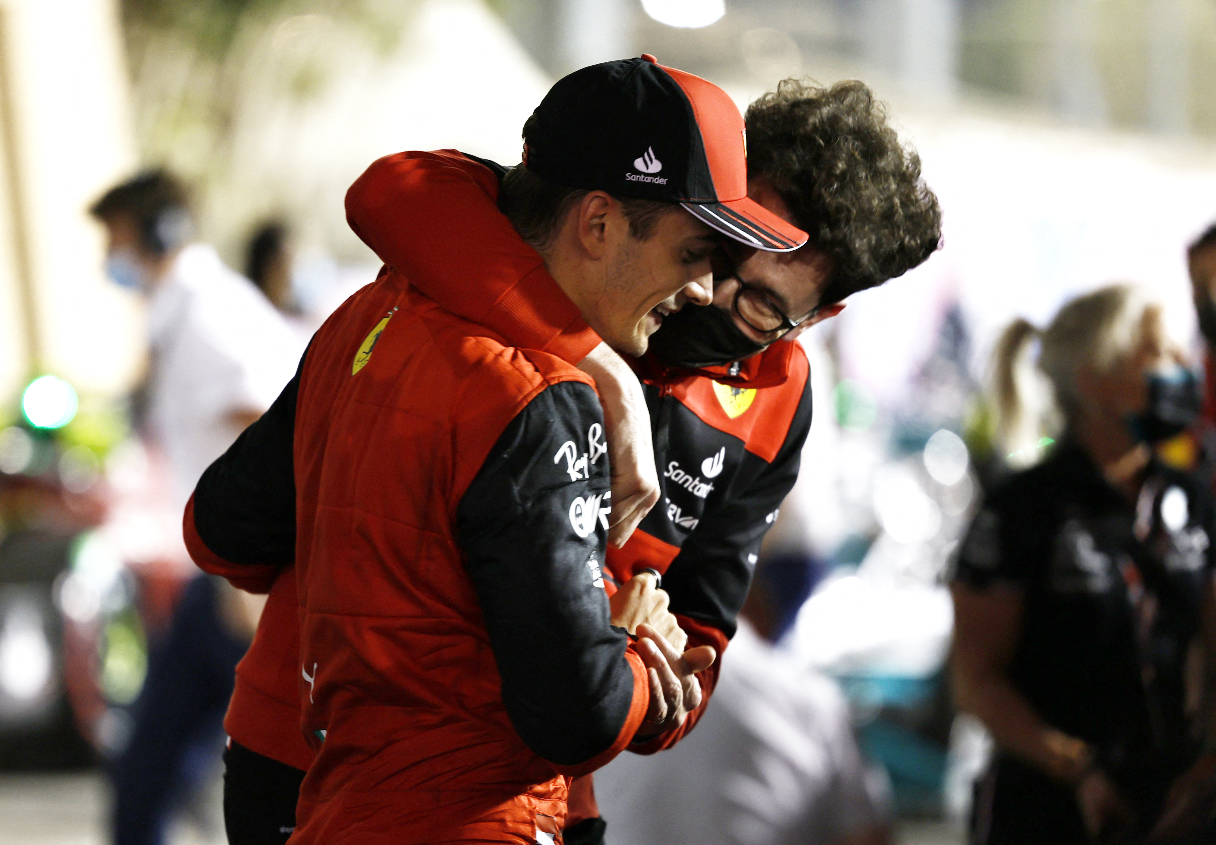Charles Leclerc y el jefe del equipo Ferrari, Mattia Binotto (REUTERS/Hamad I Mohammed)