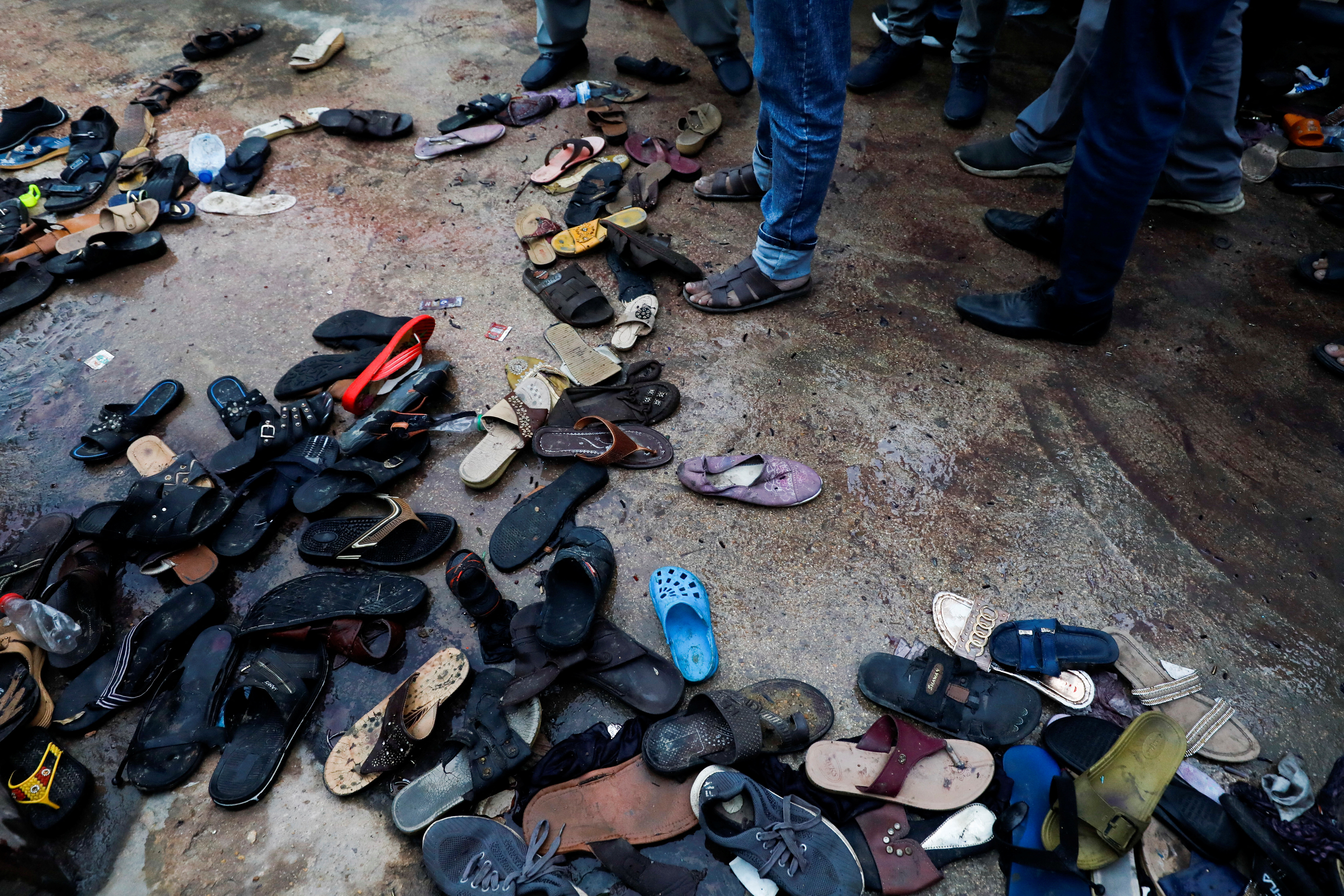 Un espacio con distintos calzados tras la estampida (REUTERS/Akhtar Soomro)