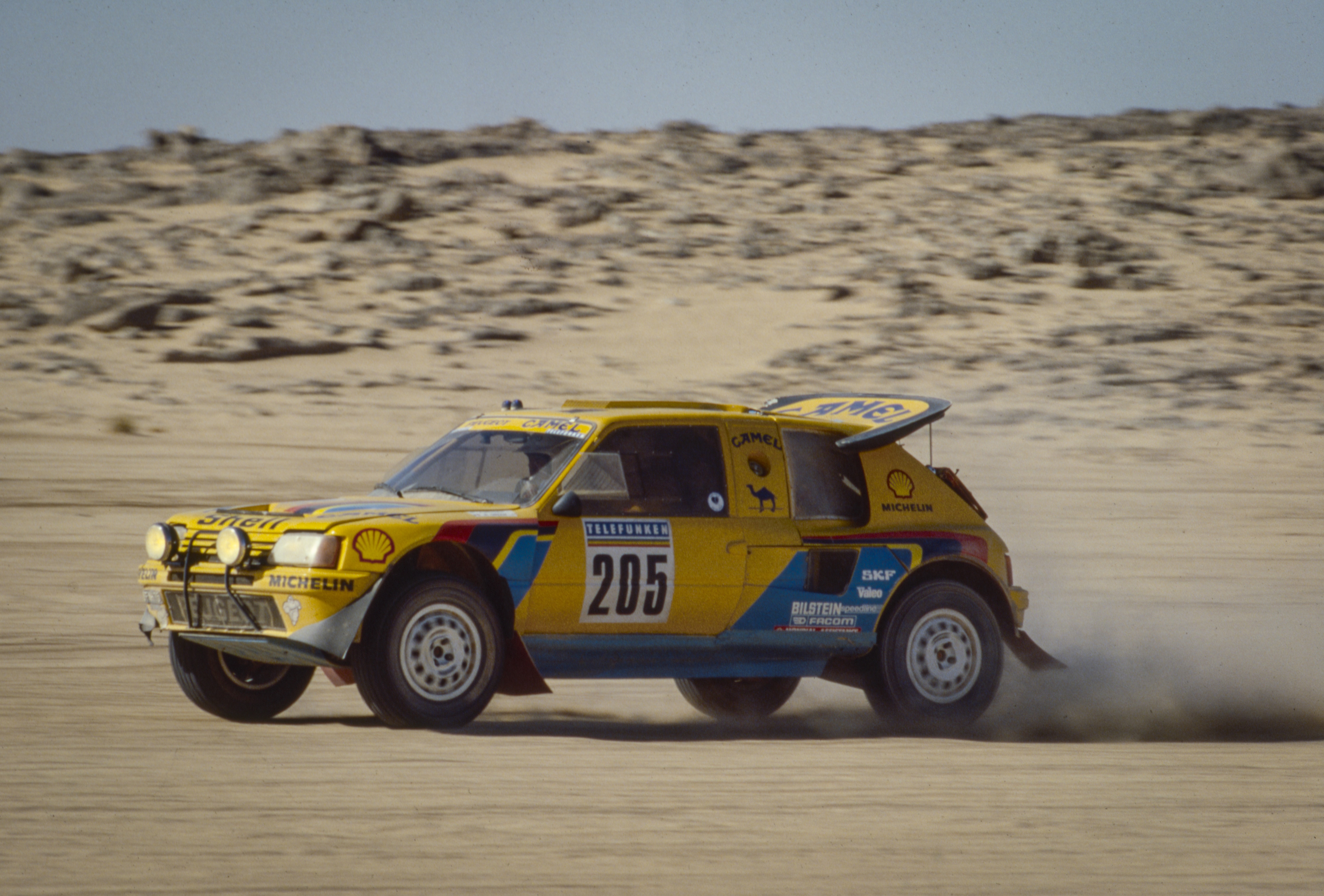 Vatanen sobre el Peugeot 205 ganador en 1987 en el Rally Dakar (Crédito: Prensa Peugeot Sport)